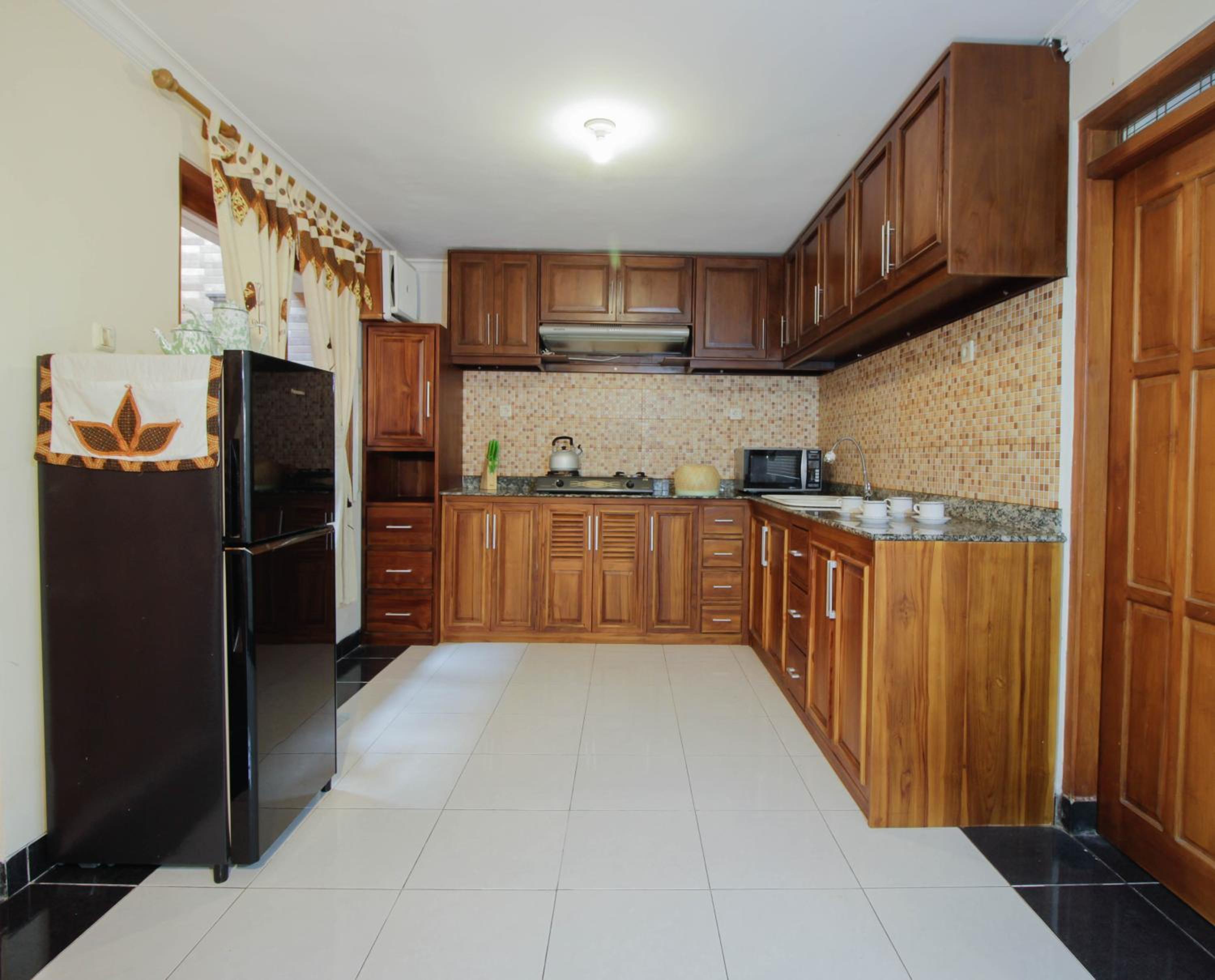 Three-Bedroom House - Photo 6