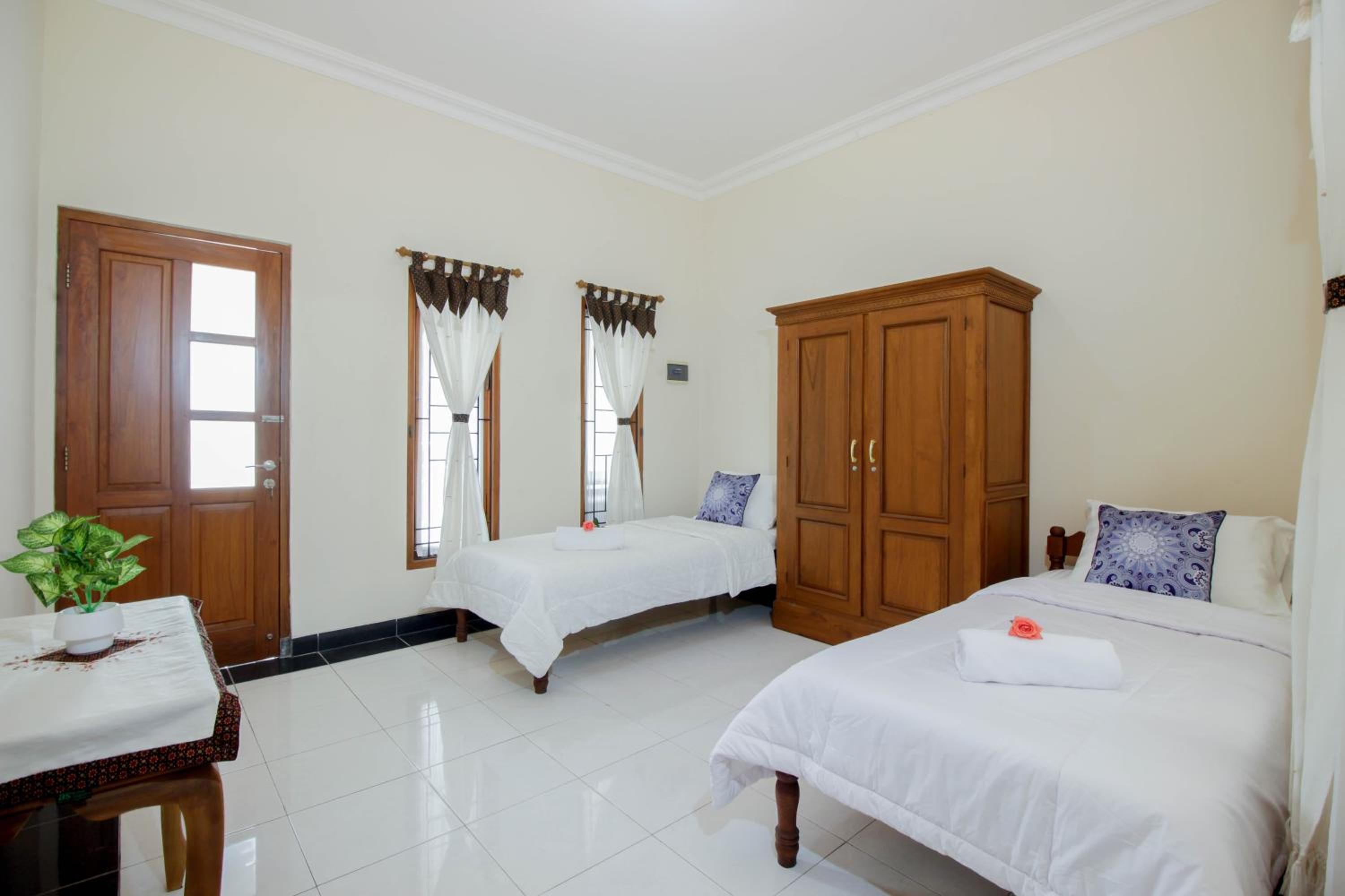 Three-Bedroom House - Photo 2