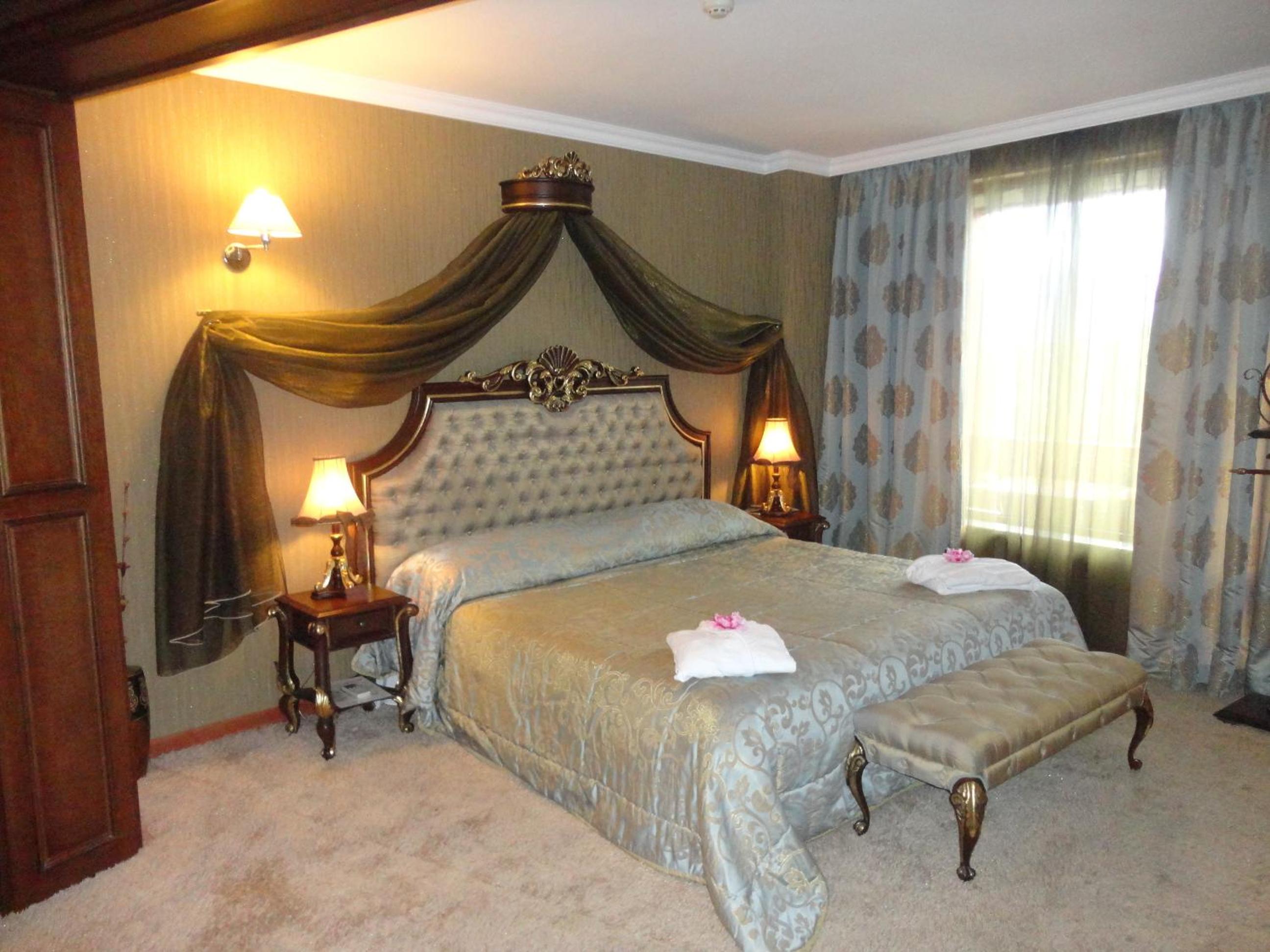 Suite with Hot Tub - Photo 4