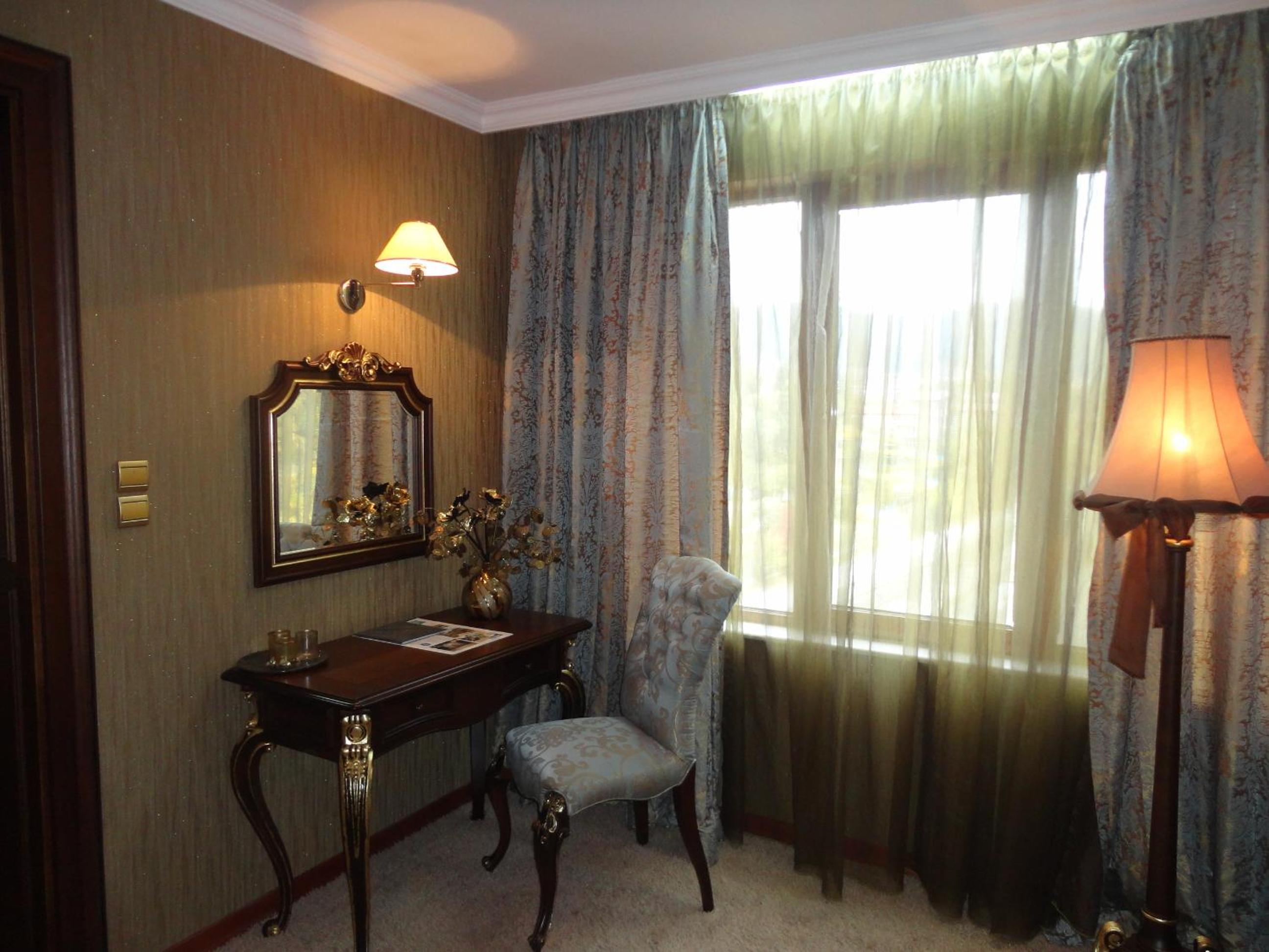 Suite with Hot Tub - Photo 1