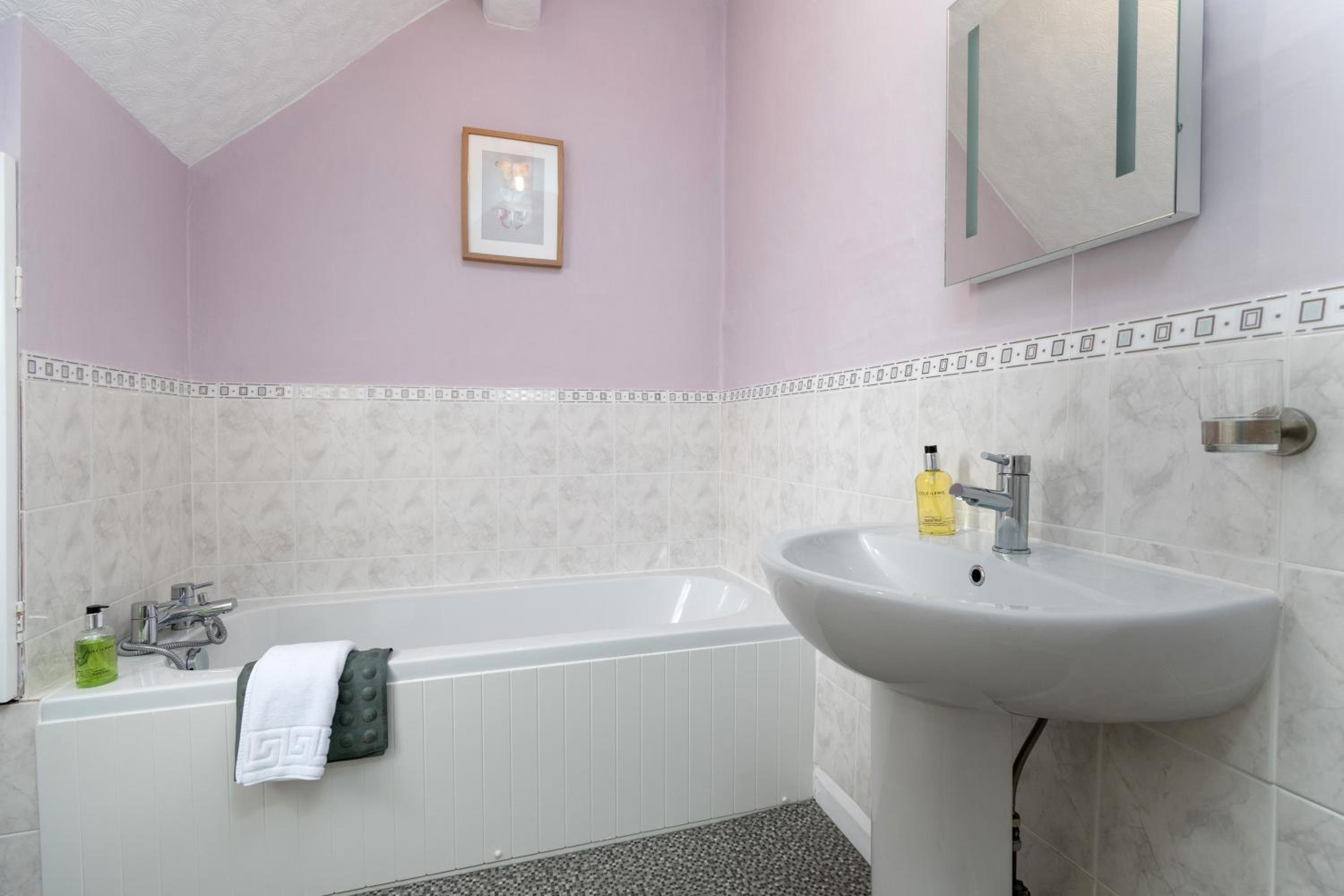 Single Room with Private Bathroom photo 2