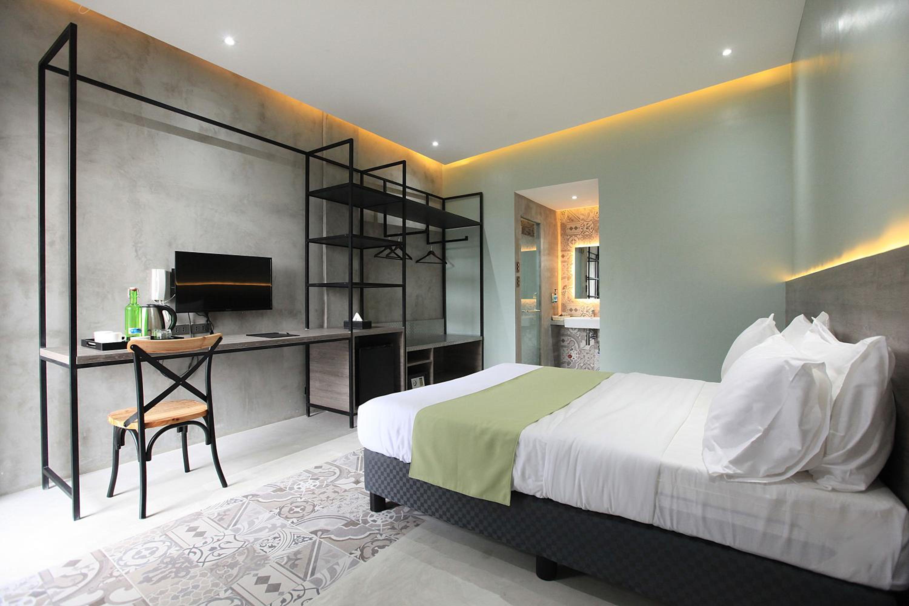 Queen Room with Pool View - Photo 7