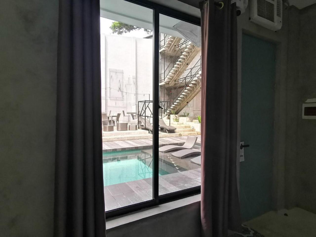 Queen Room with Pool View - Photo 6