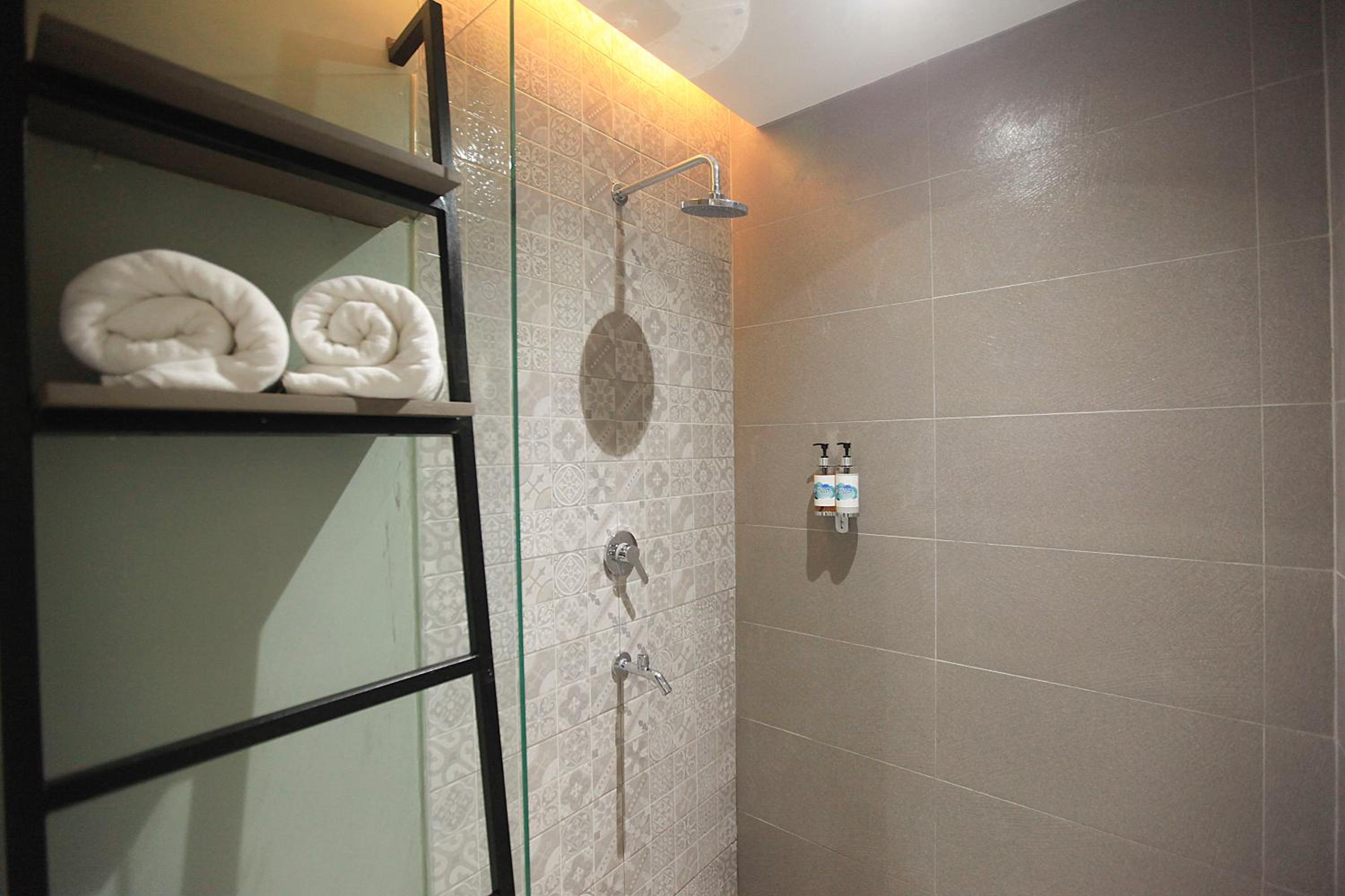 Queen Room with Pool View - Photo 5