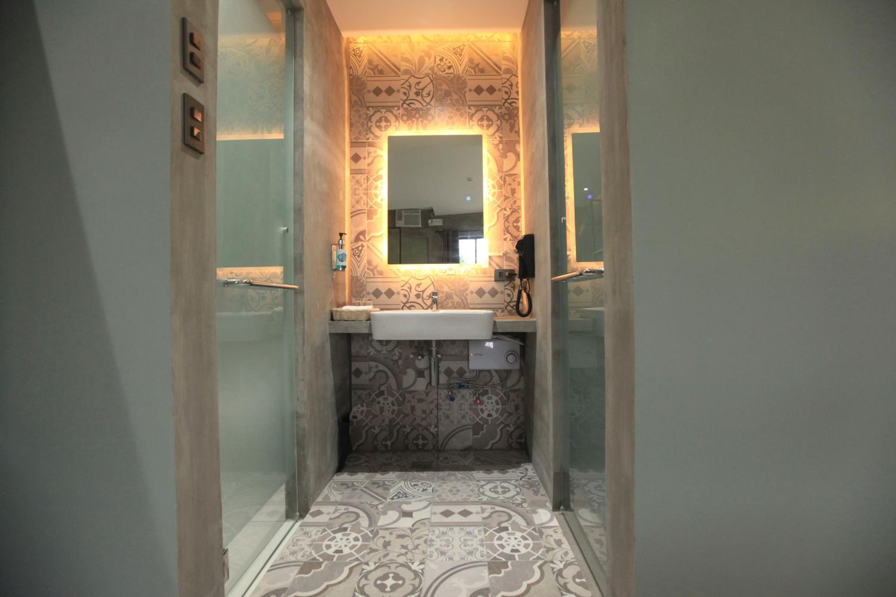 Queen Room with Pool View - Photo 9