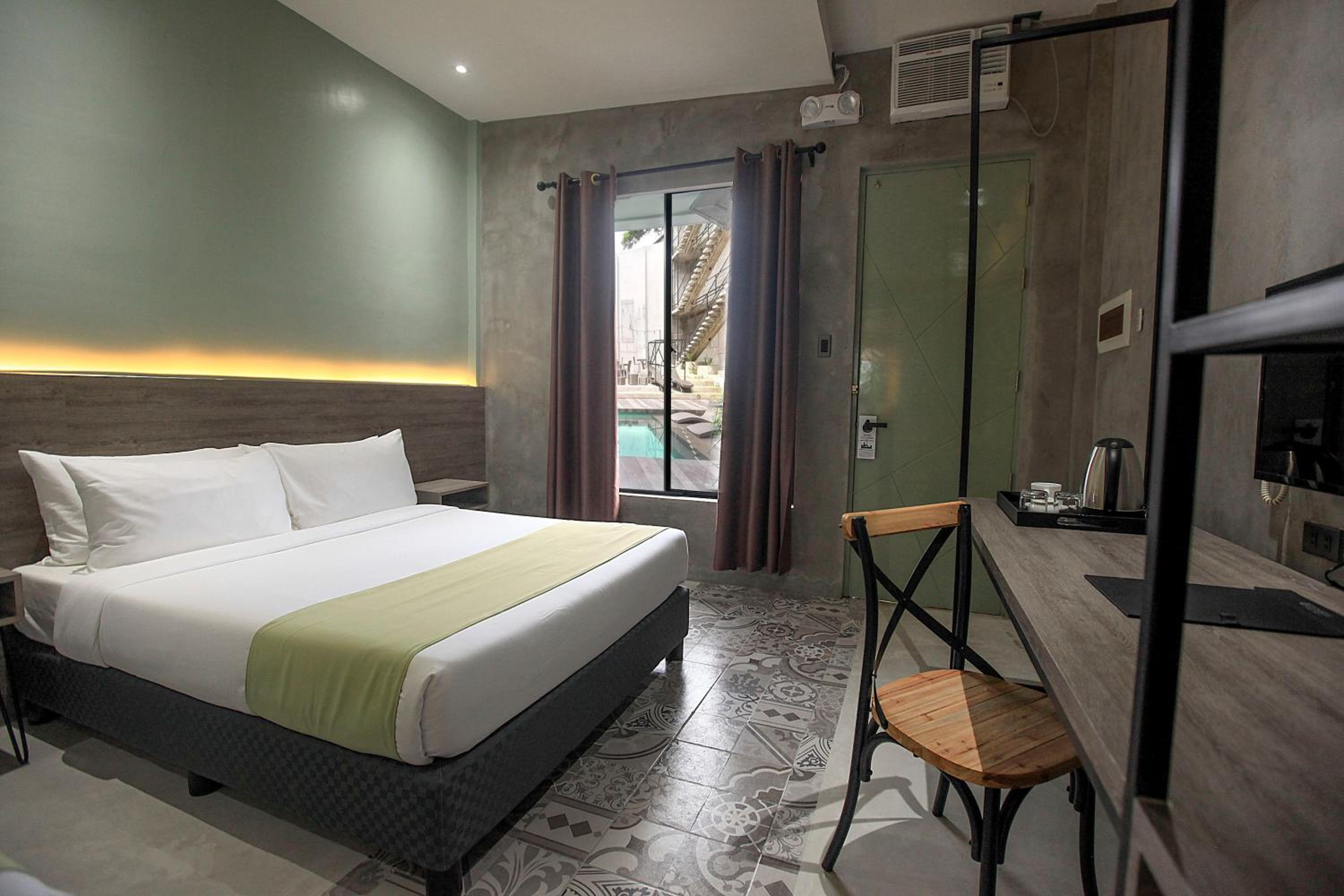 Queen Room with Pool View - Photo 1