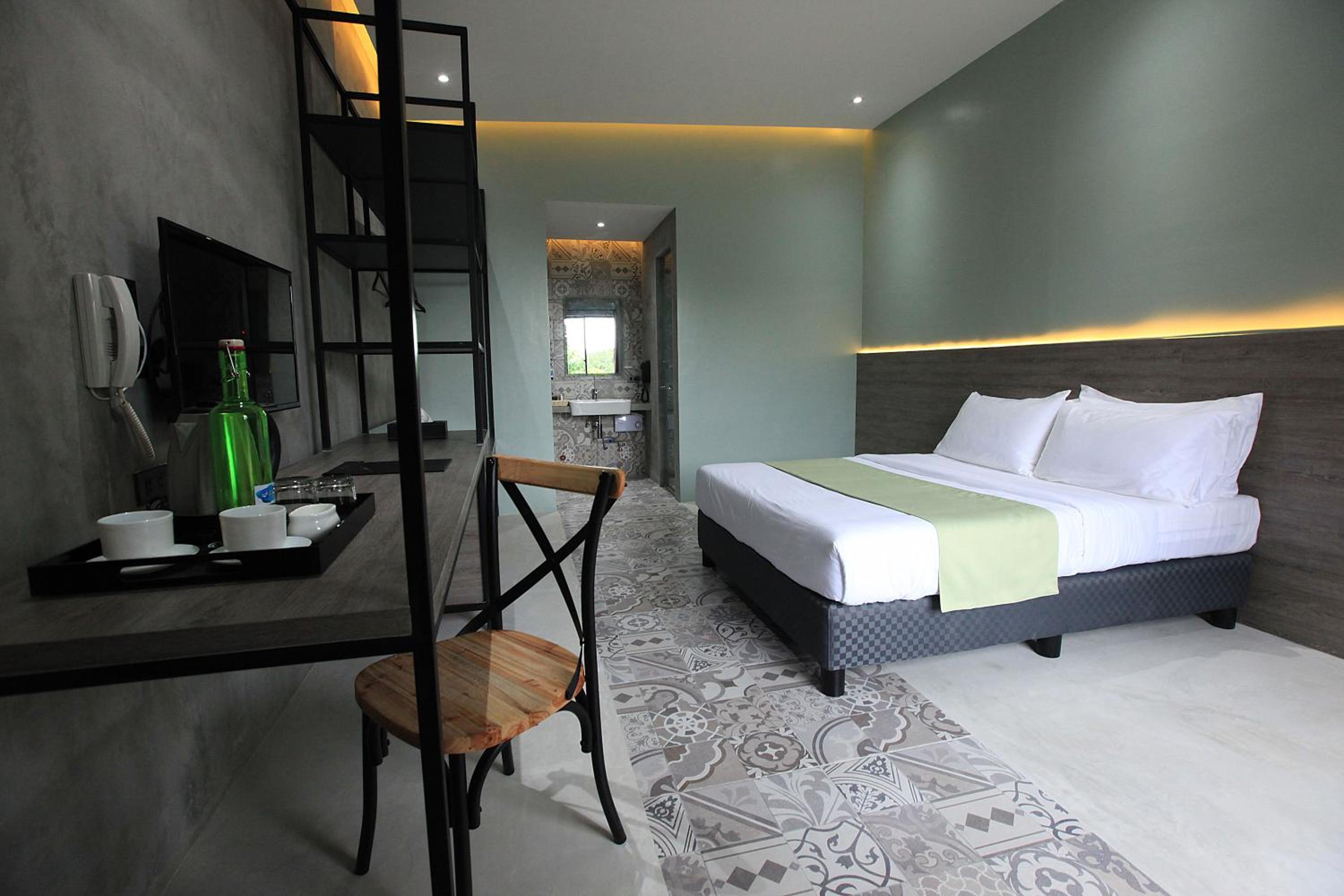 Queen Room with Pool View - Photo 2