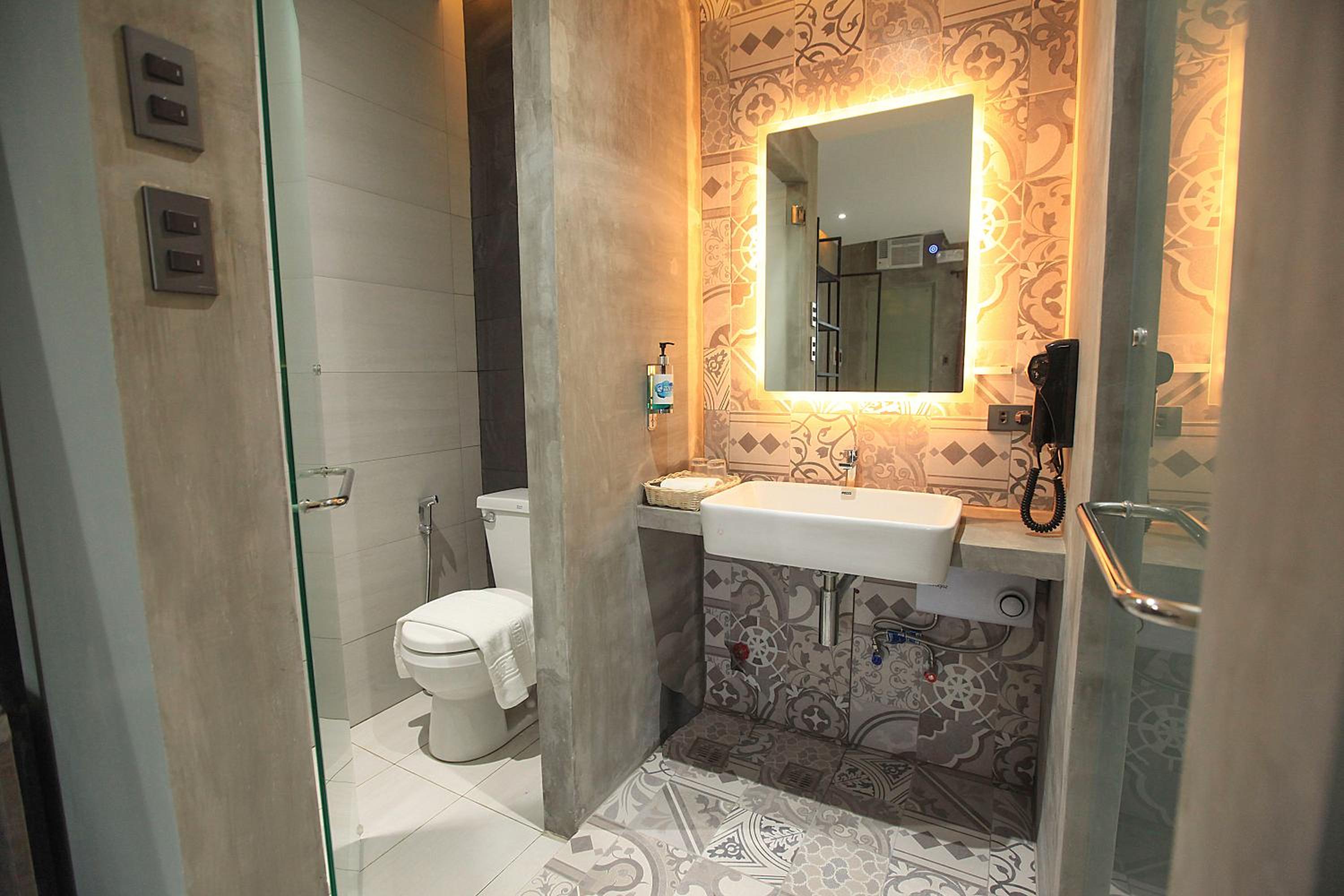 Queen Room with Pool View - Photo 3