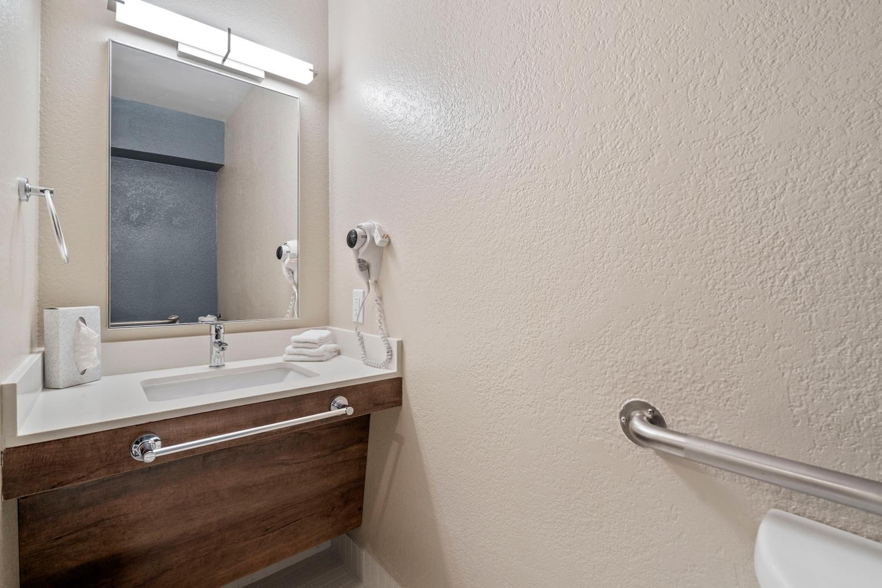 Queen studio with 1 Queen Bed - Disability Access/Non-Smoking - Photo 12