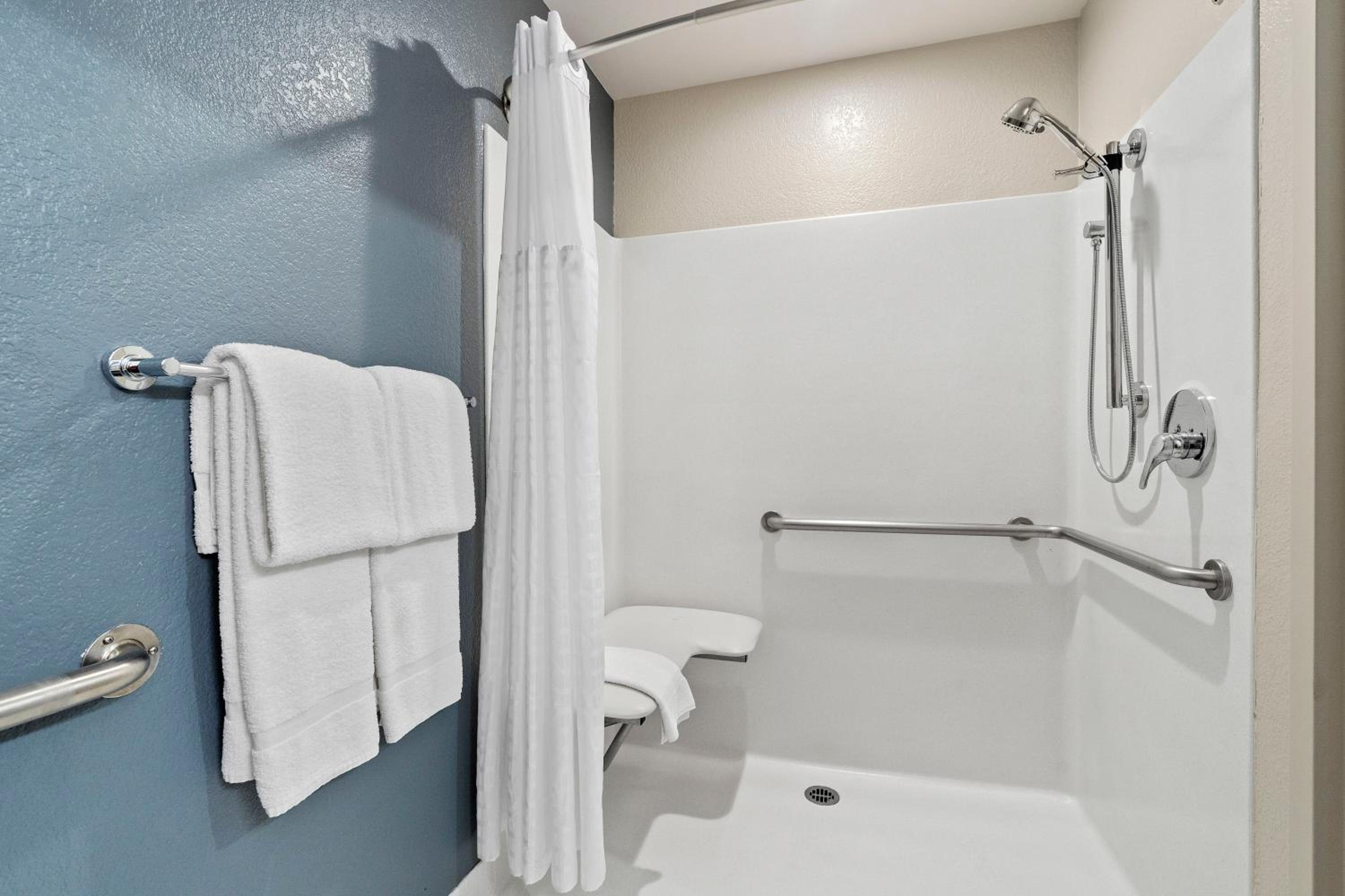 Queen studio with 1 Queen Bed - Disability Access/Non-Smoking - Photo 11