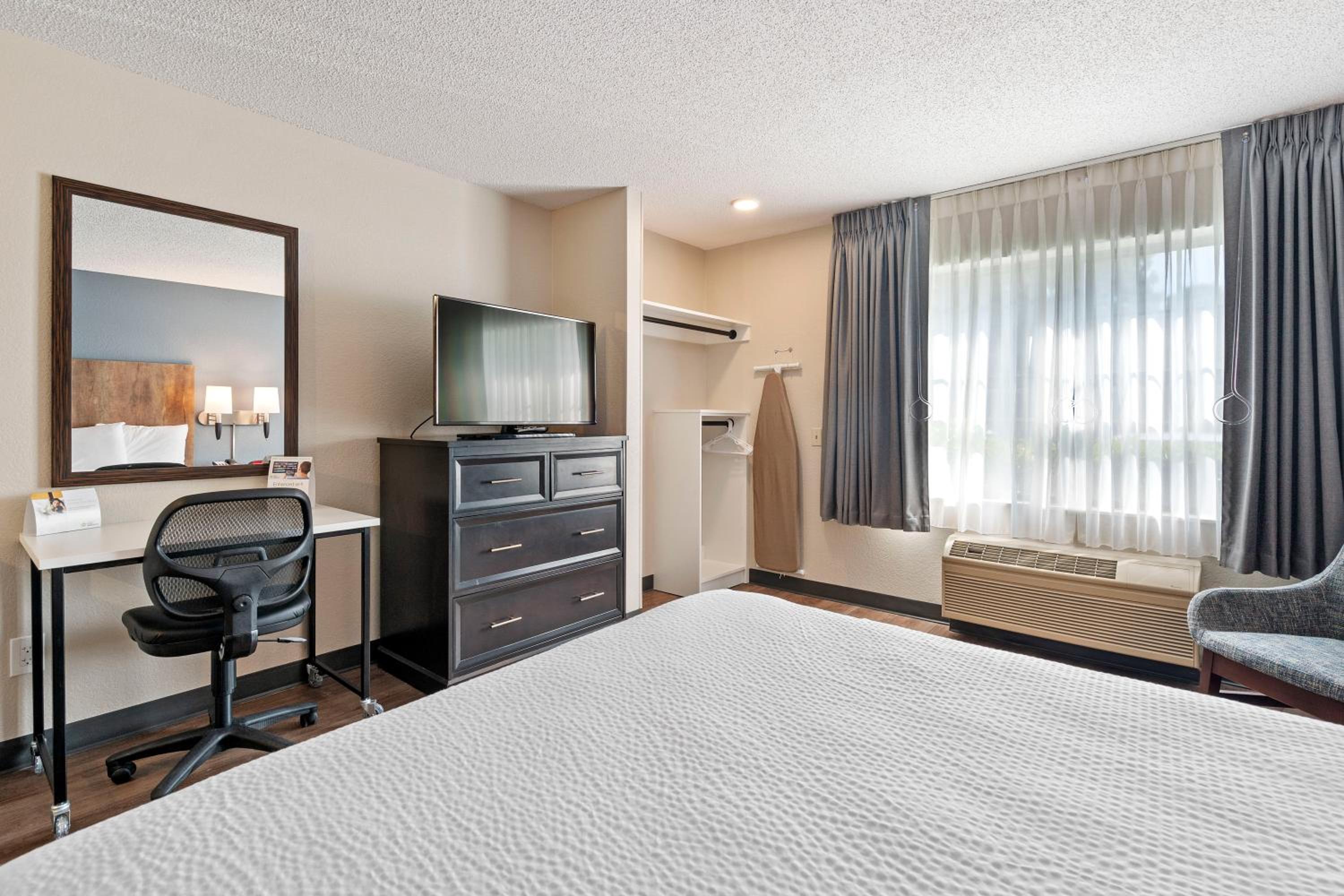 Queen studio with 1 Queen Bed - Disability Access/Non-Smoking - Photo 8