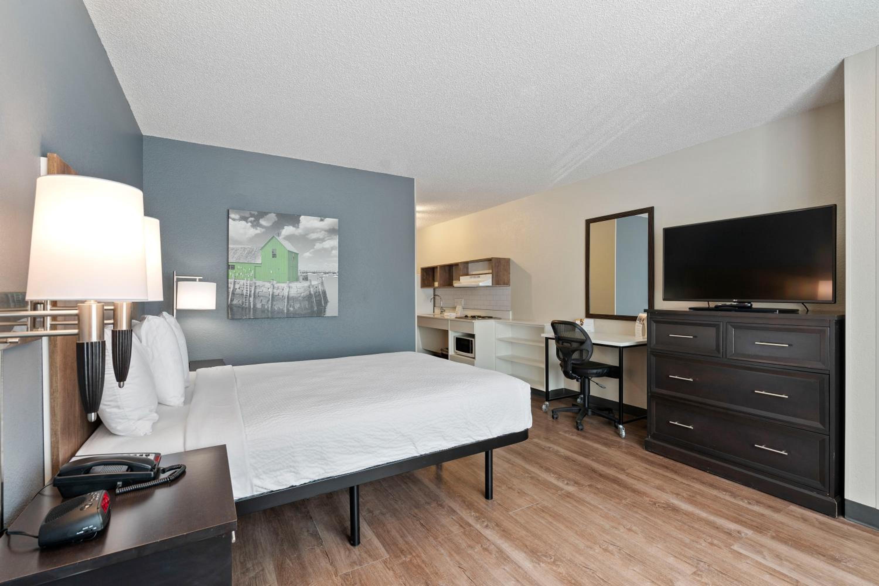 Queen studio with 1 Queen Bed - Disability Access/Non-Smoking - Photo 2
