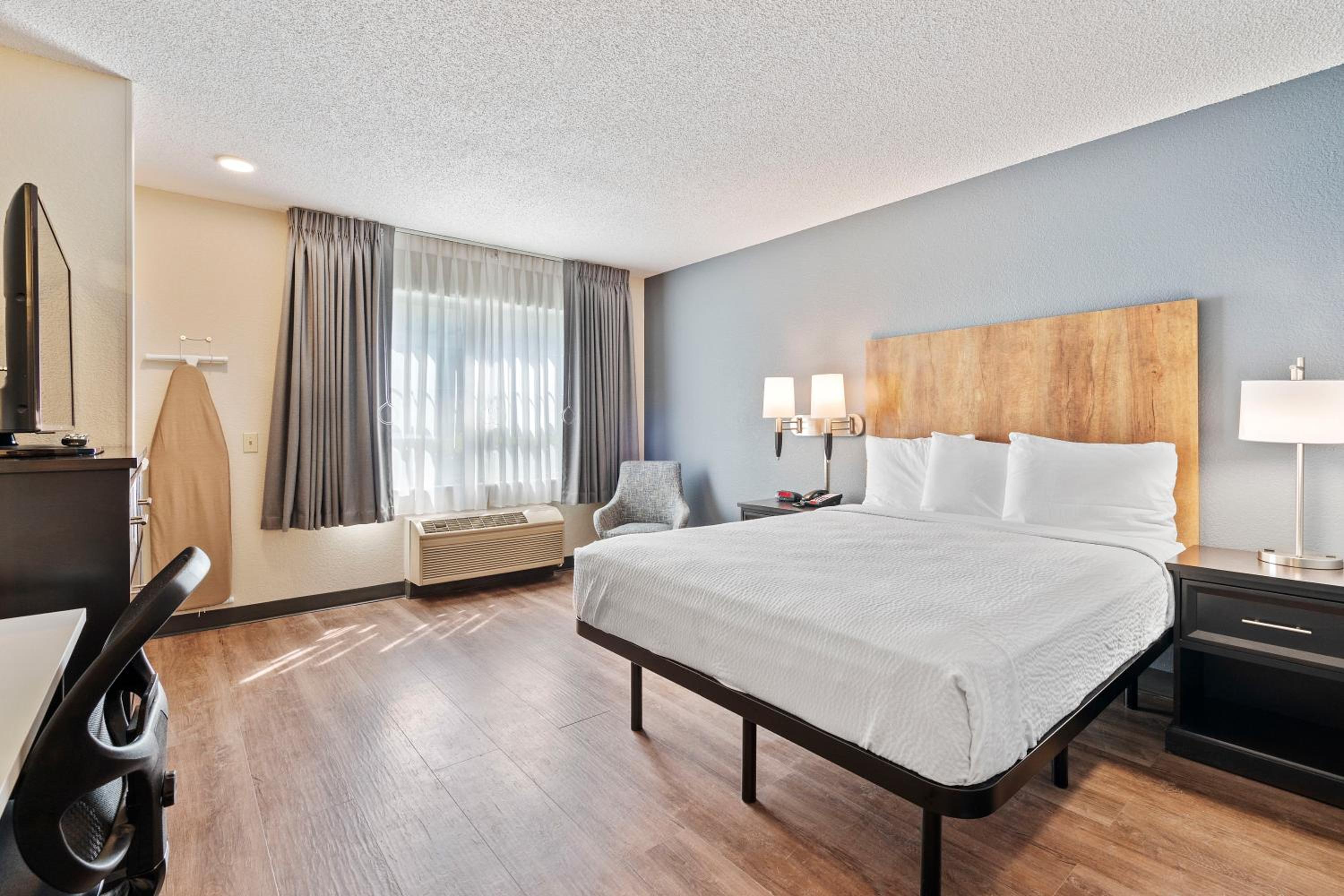 Queen studio with 1 Queen Bed - Disability Access/Non-Smoking - Photo 7