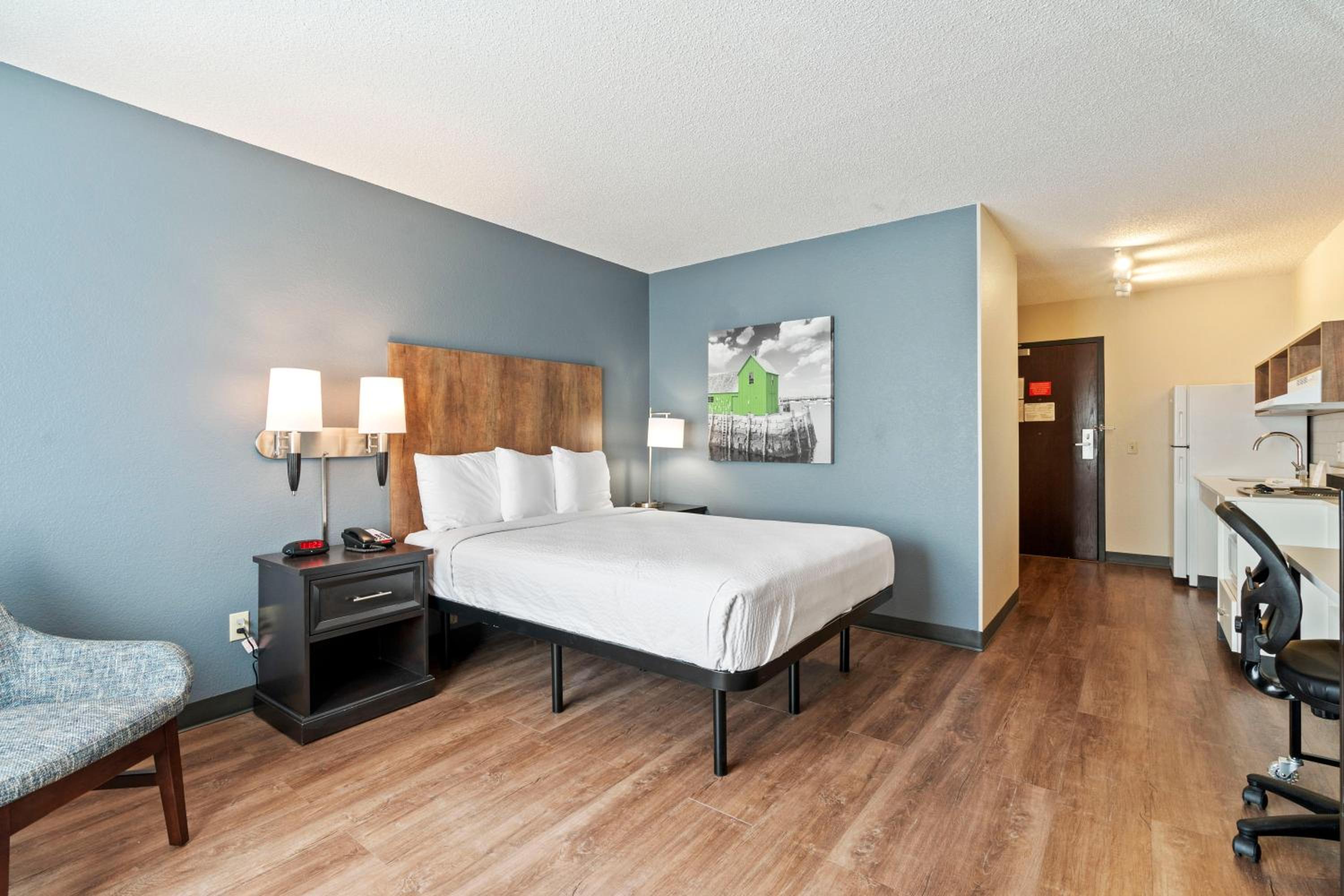 Queen studio with 1 Queen Bed - Disability Access/Non-Smoking - Photo 6
