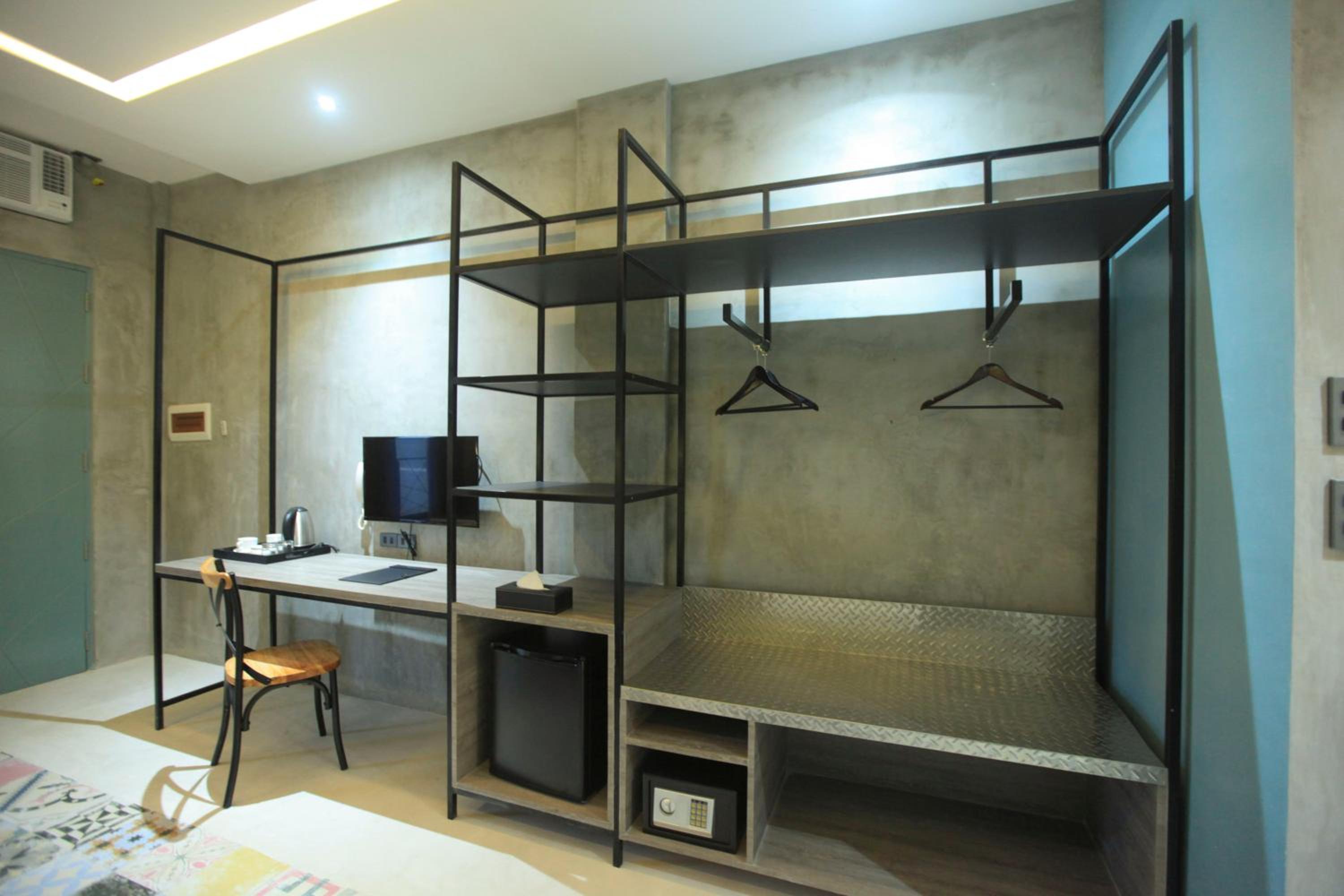 King Room with Pool View - Photo 6