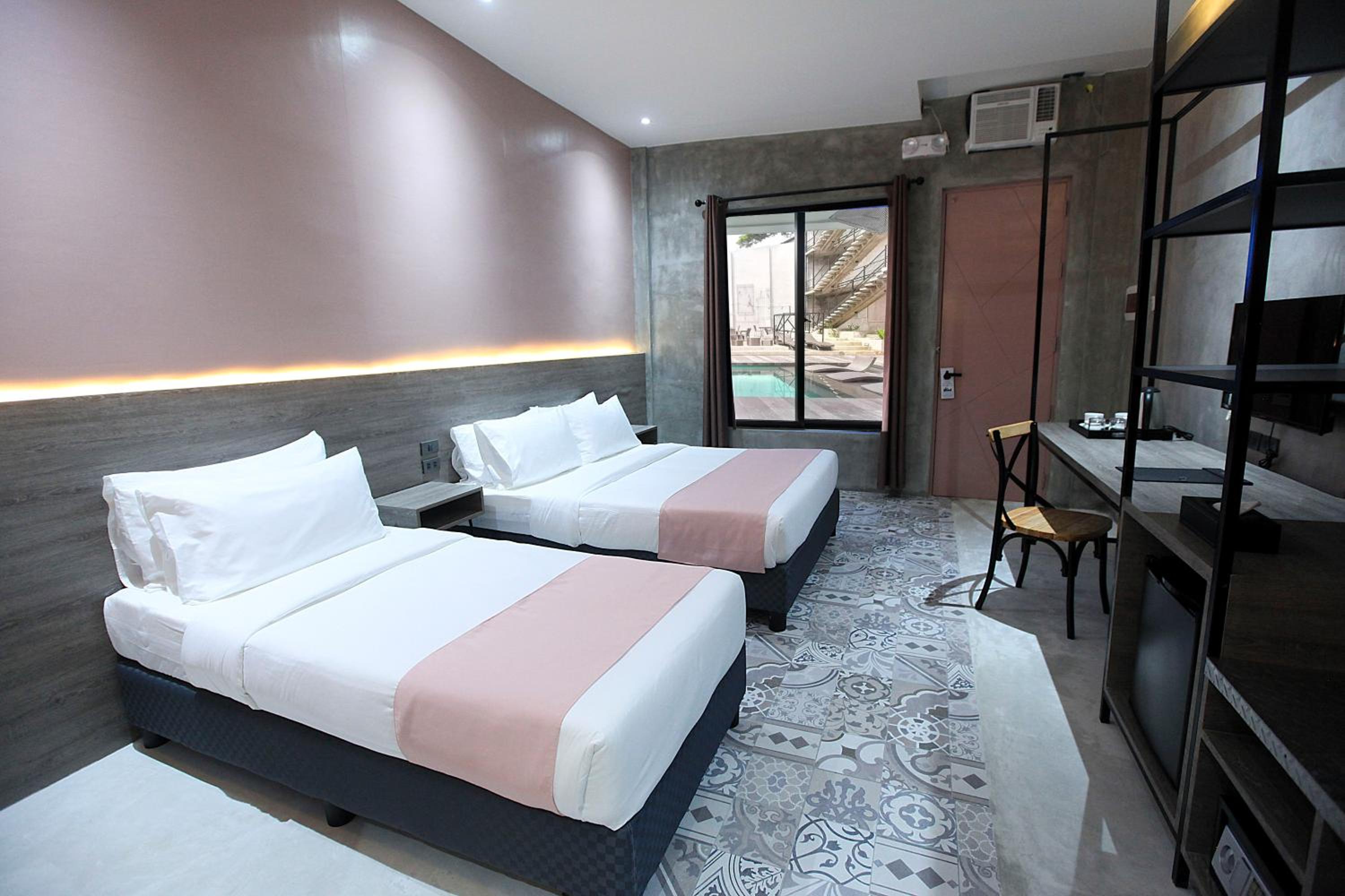 Double Room with Pool View - Photo 4