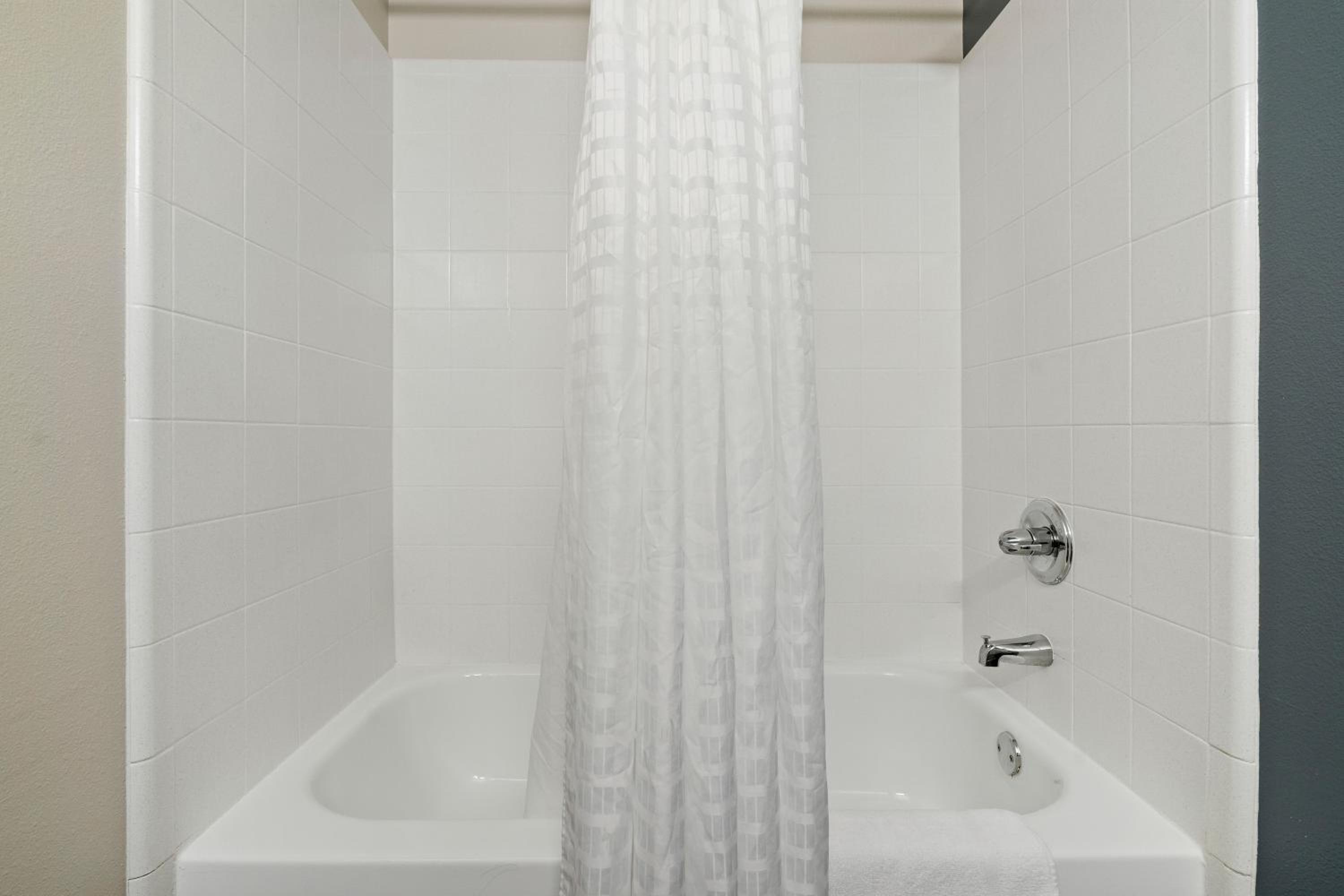 Deluxe Studio with 1 King Bed - Non-Smoking - Photo 5