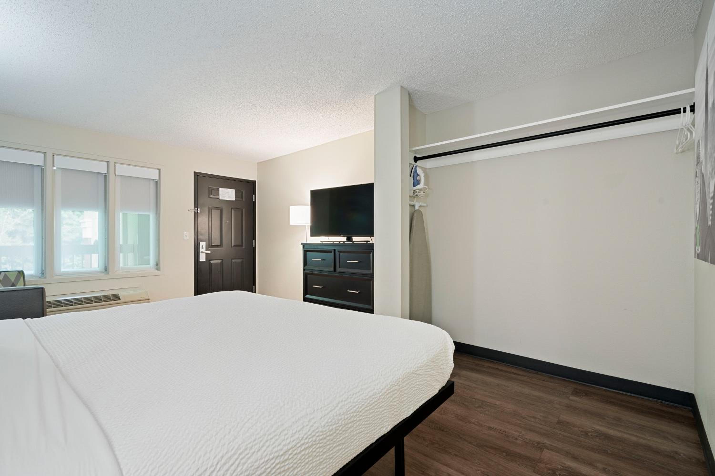 Deluxe Studio with 1 King Bed - Non-Smoking - Photo 12