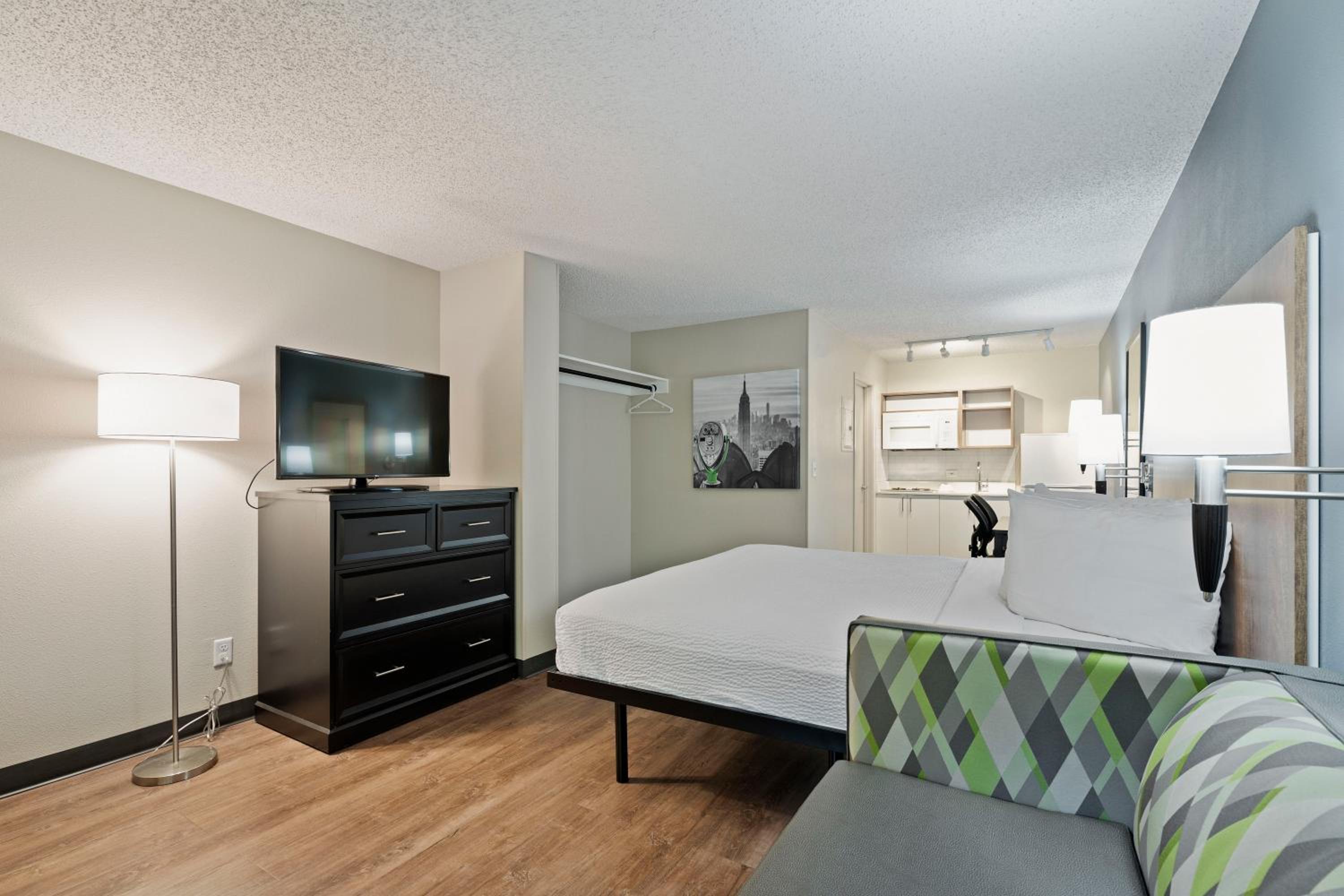 Deluxe Studio with 1 King Bed - Non-Smoking - Photo 8