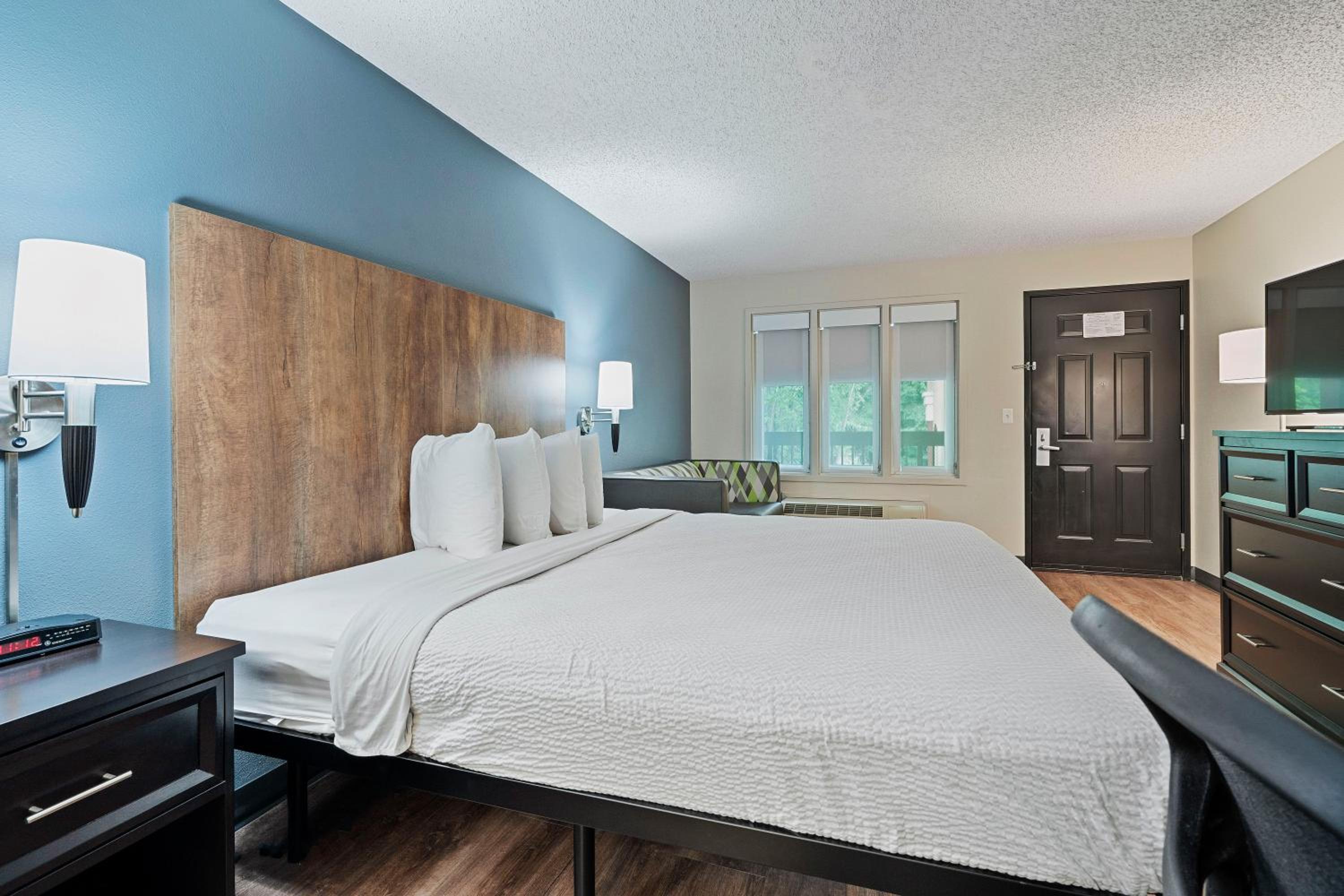 Deluxe Studio with 1 King Bed - Non-Smoking - Photo 4