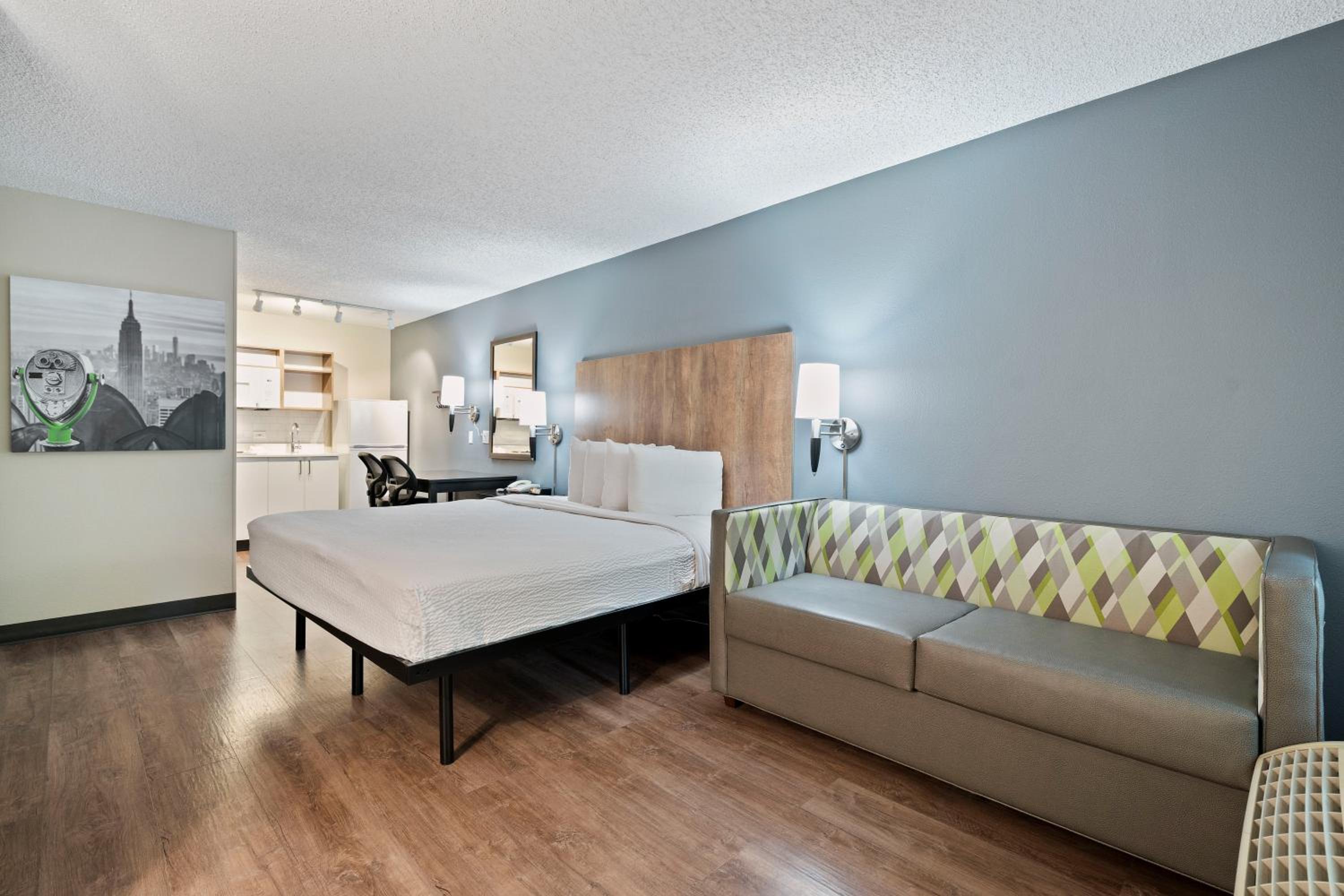 Deluxe Studio with 1 King Bed - Non-Smoking - Photo 11