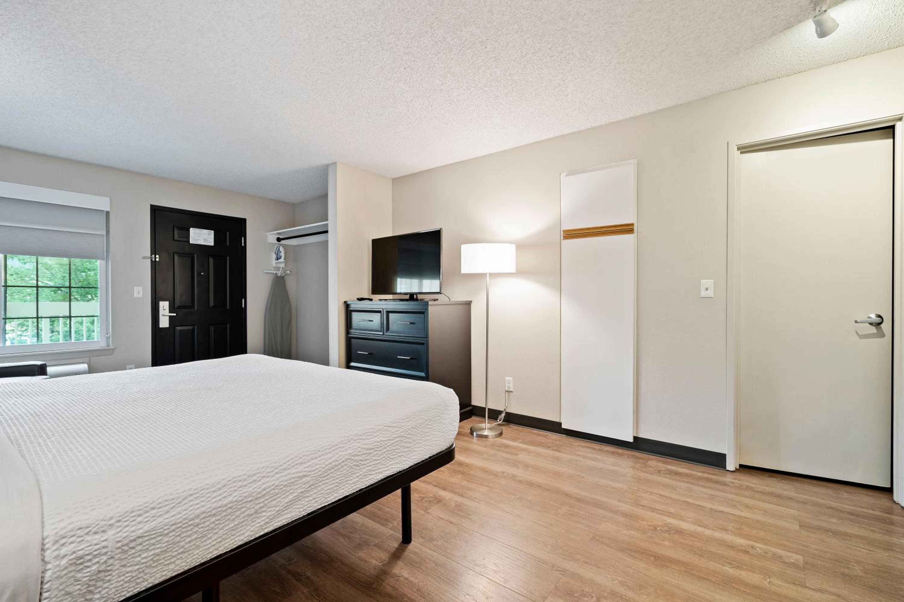 Studio with 1 King Bed - Non-Smoking - Photo 9