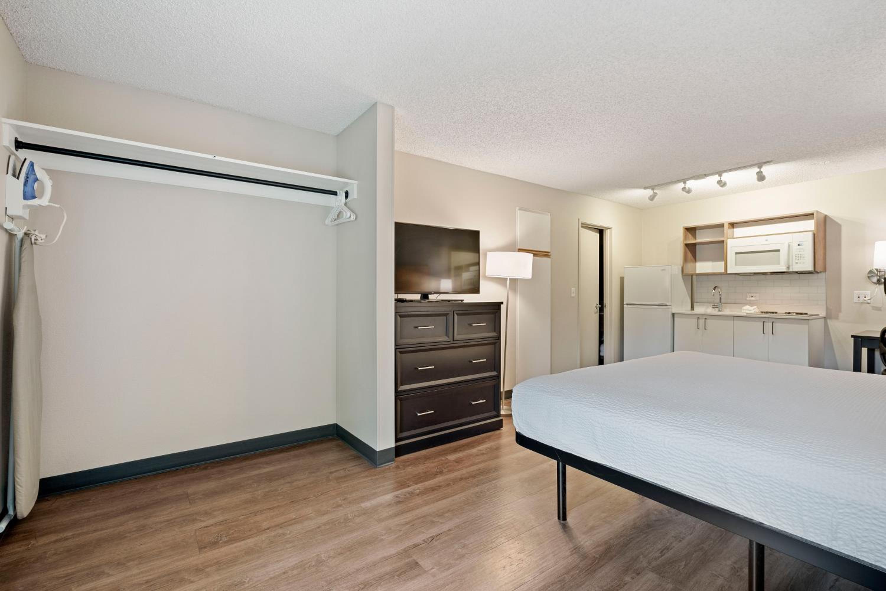 Studio with 1 King Bed - Non-Smoking - Photo 13
