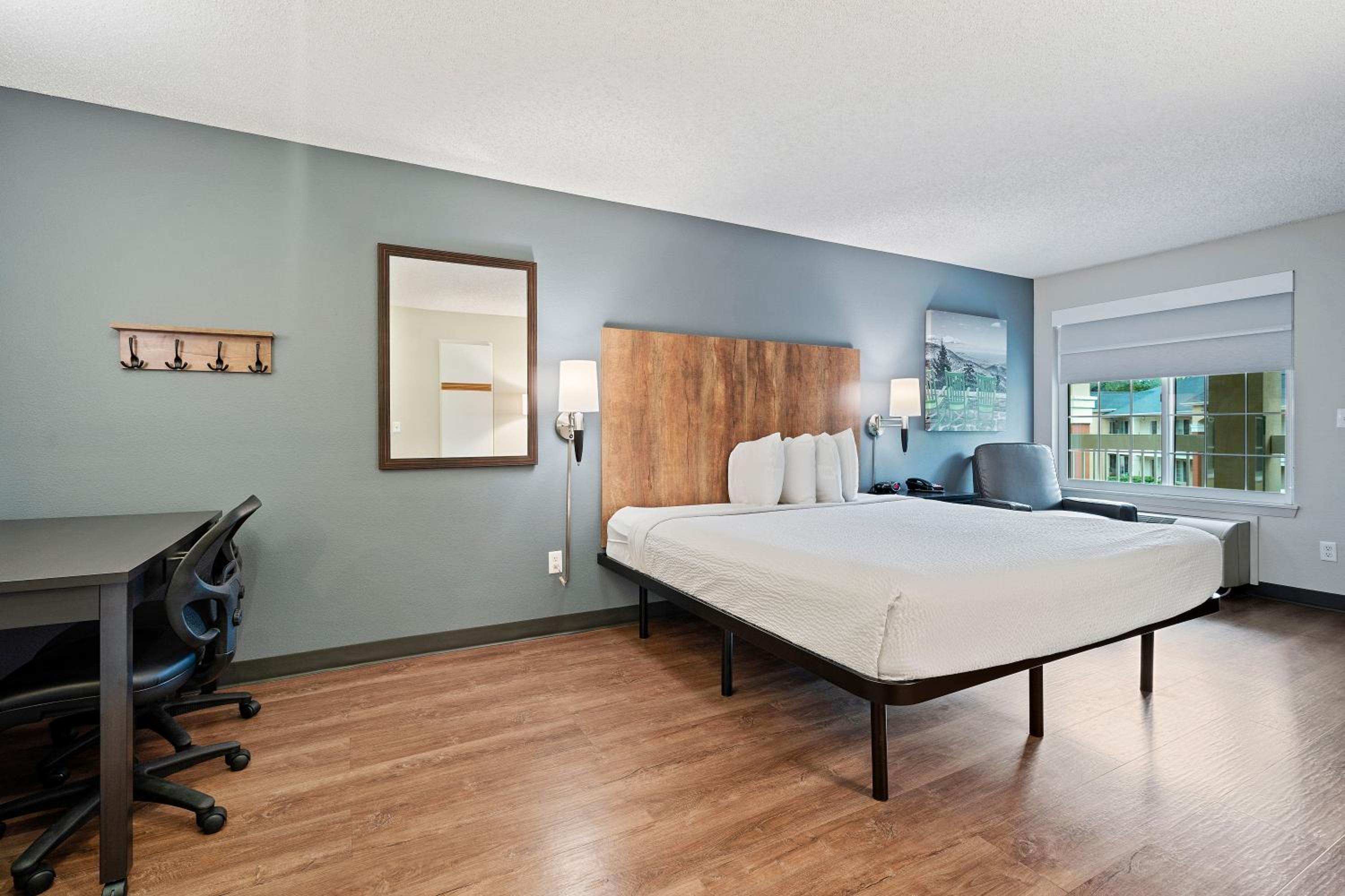 Studio with 1 King Bed - Non-Smoking - Photo 6