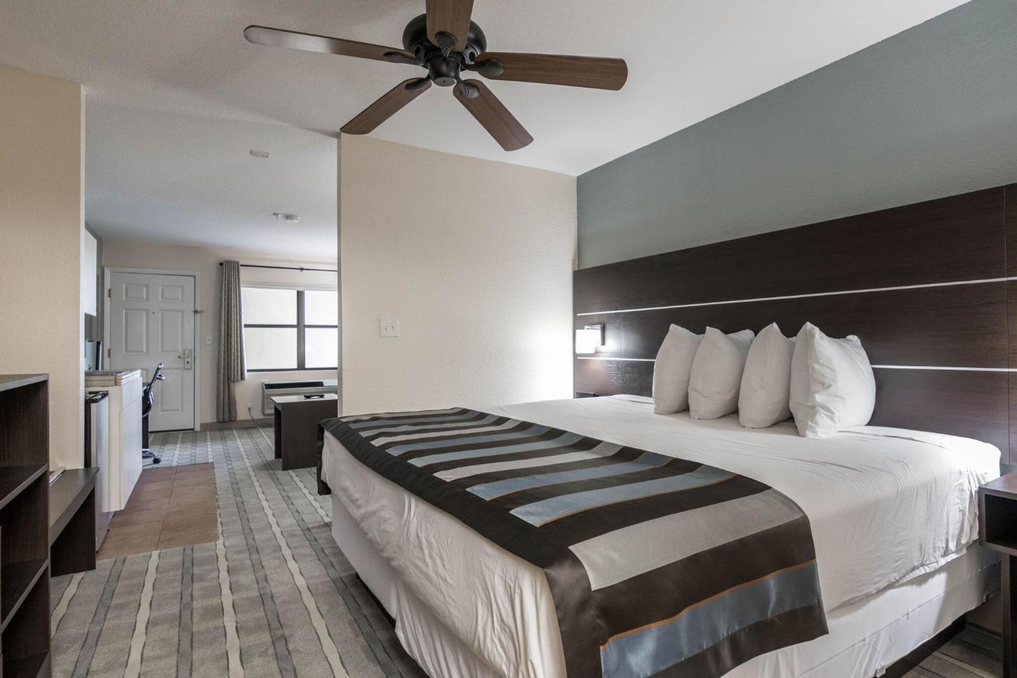 King Room  with Roll In Shower - Mobility/Hearing Impaired/Non-Smoking - Photo 2