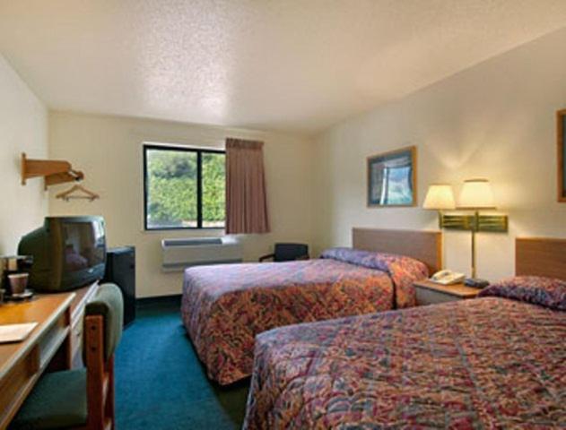 Double Room with Two Double Beds - Smoking photo 3
