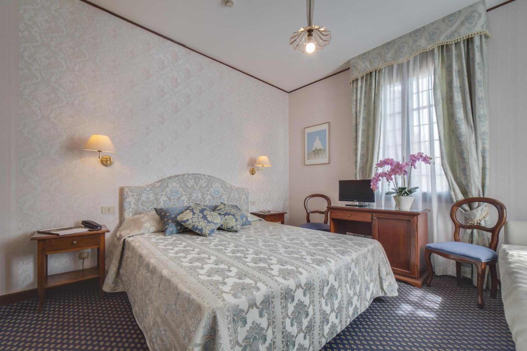 Deluxe Double Room - Photo 8