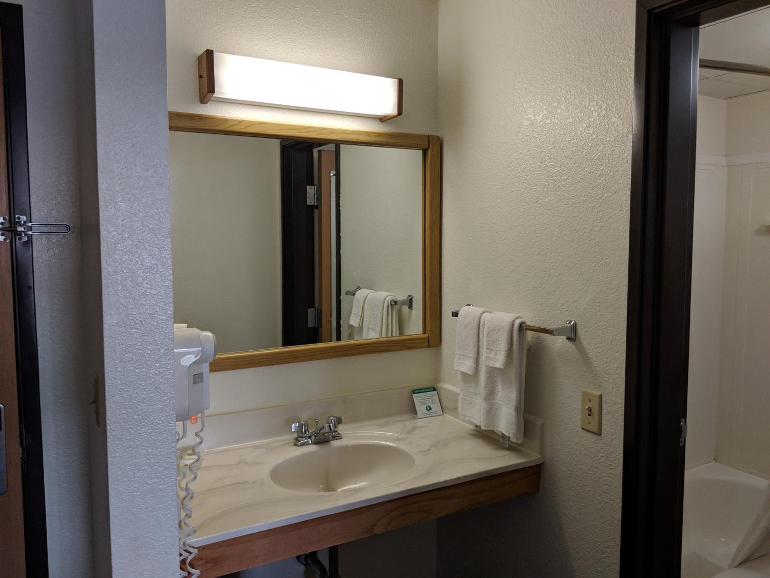 King Room - Non-Smoking - Photo 2