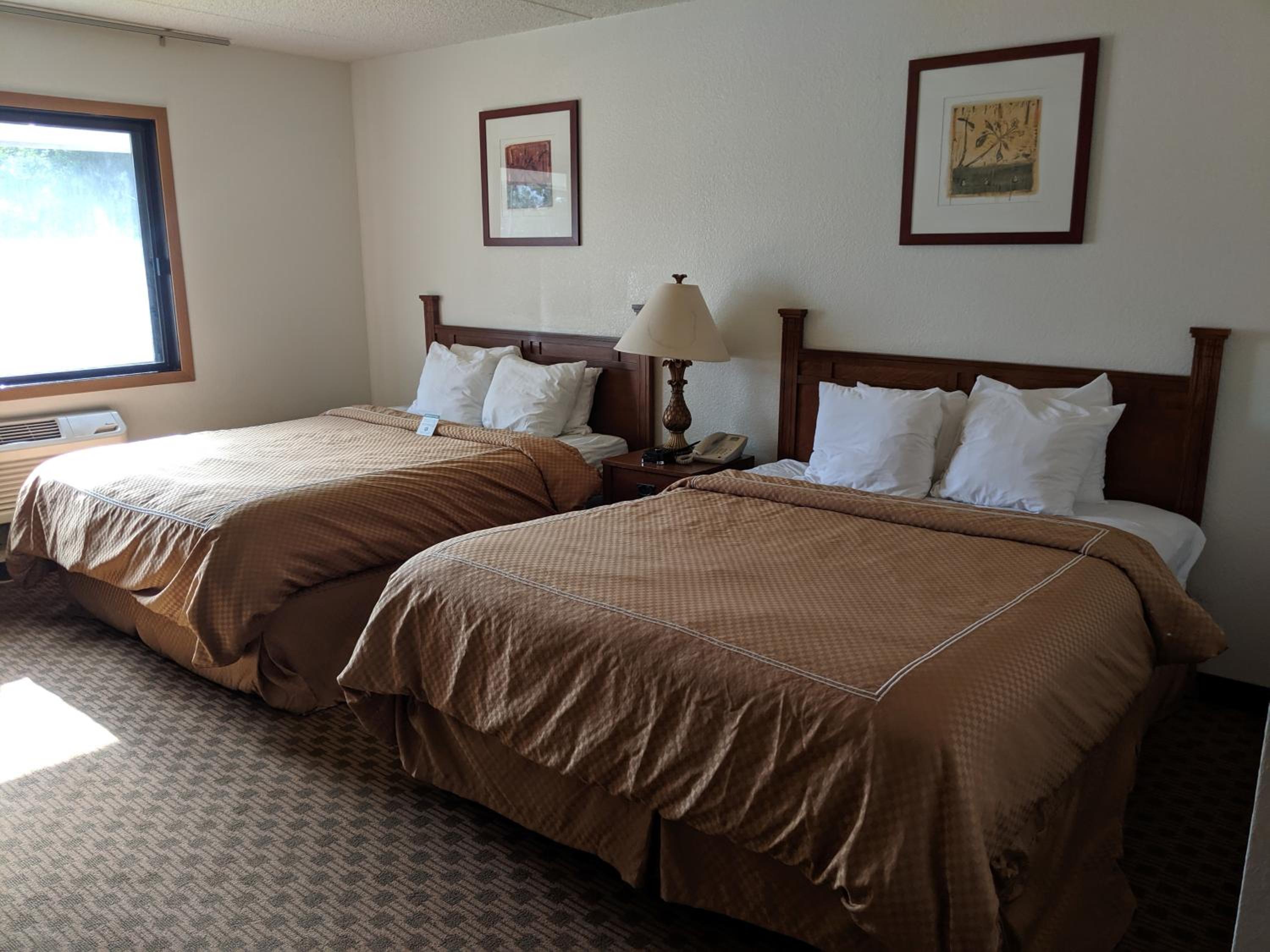 Queen Room with Two Queen Beds - Non-Smoking - Photo 4