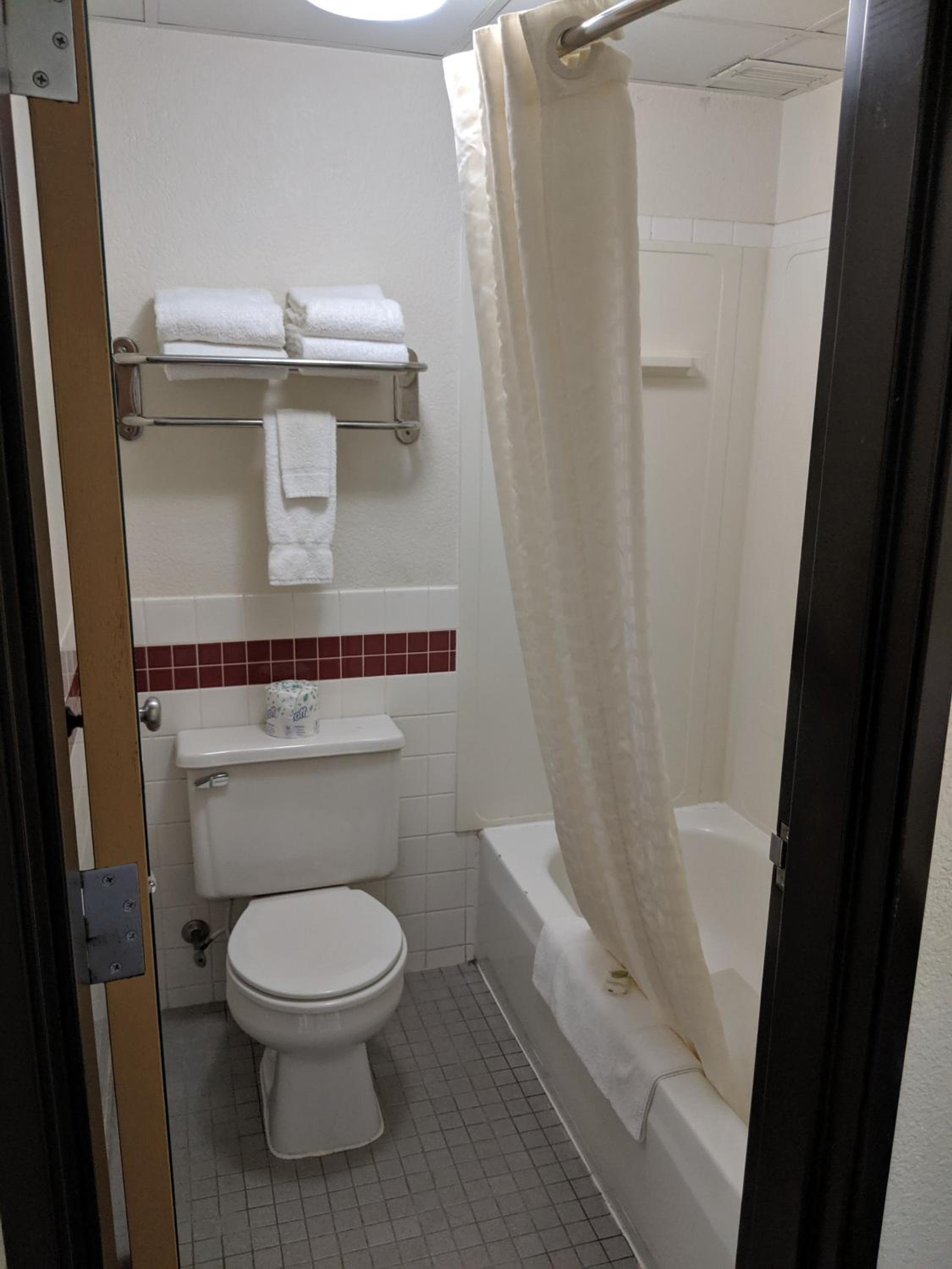 Queen Room with Two Queen Beds - Non-Smoking - Photo 5