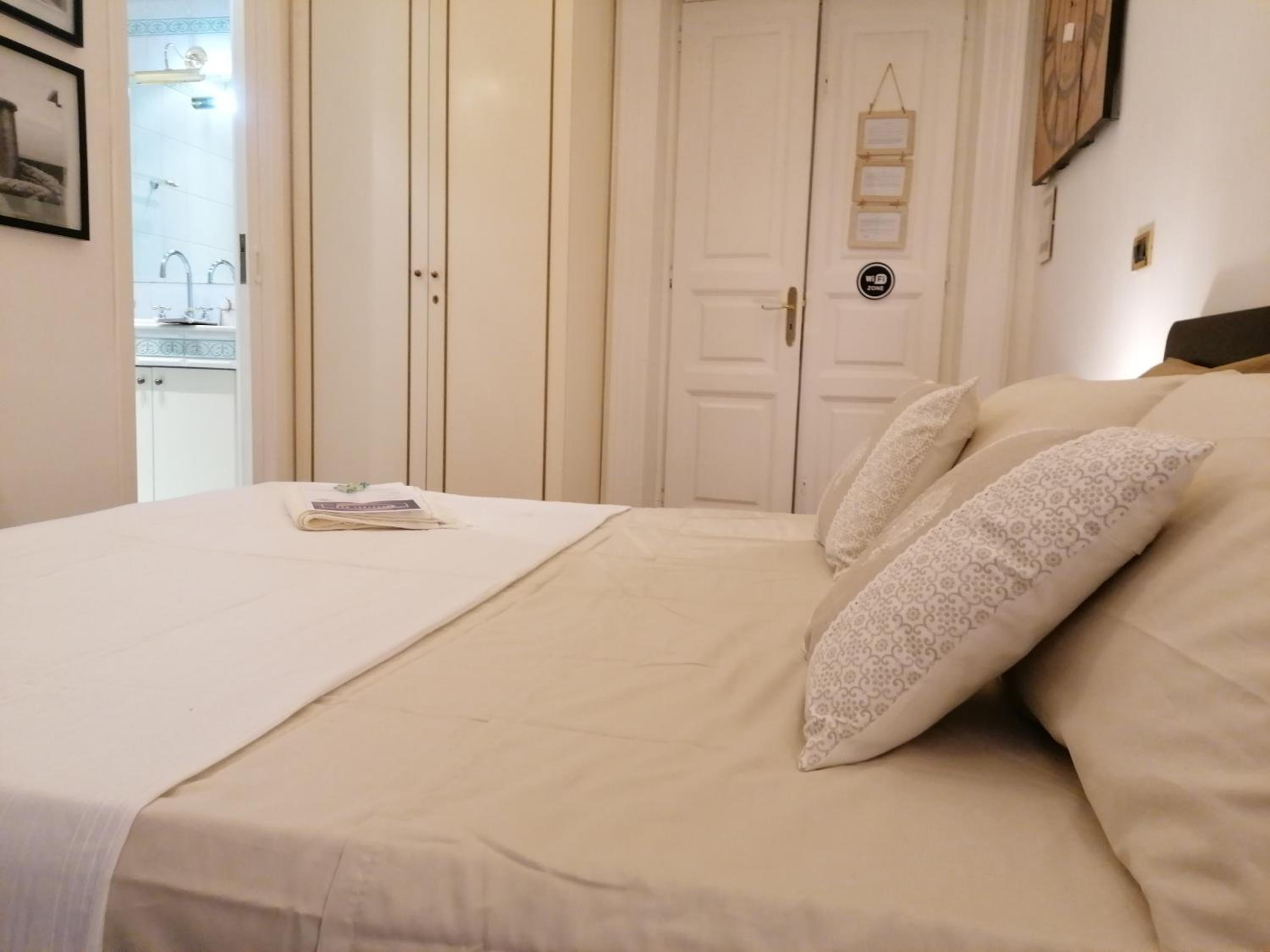 Double Room with Spa Bath - Photo 3