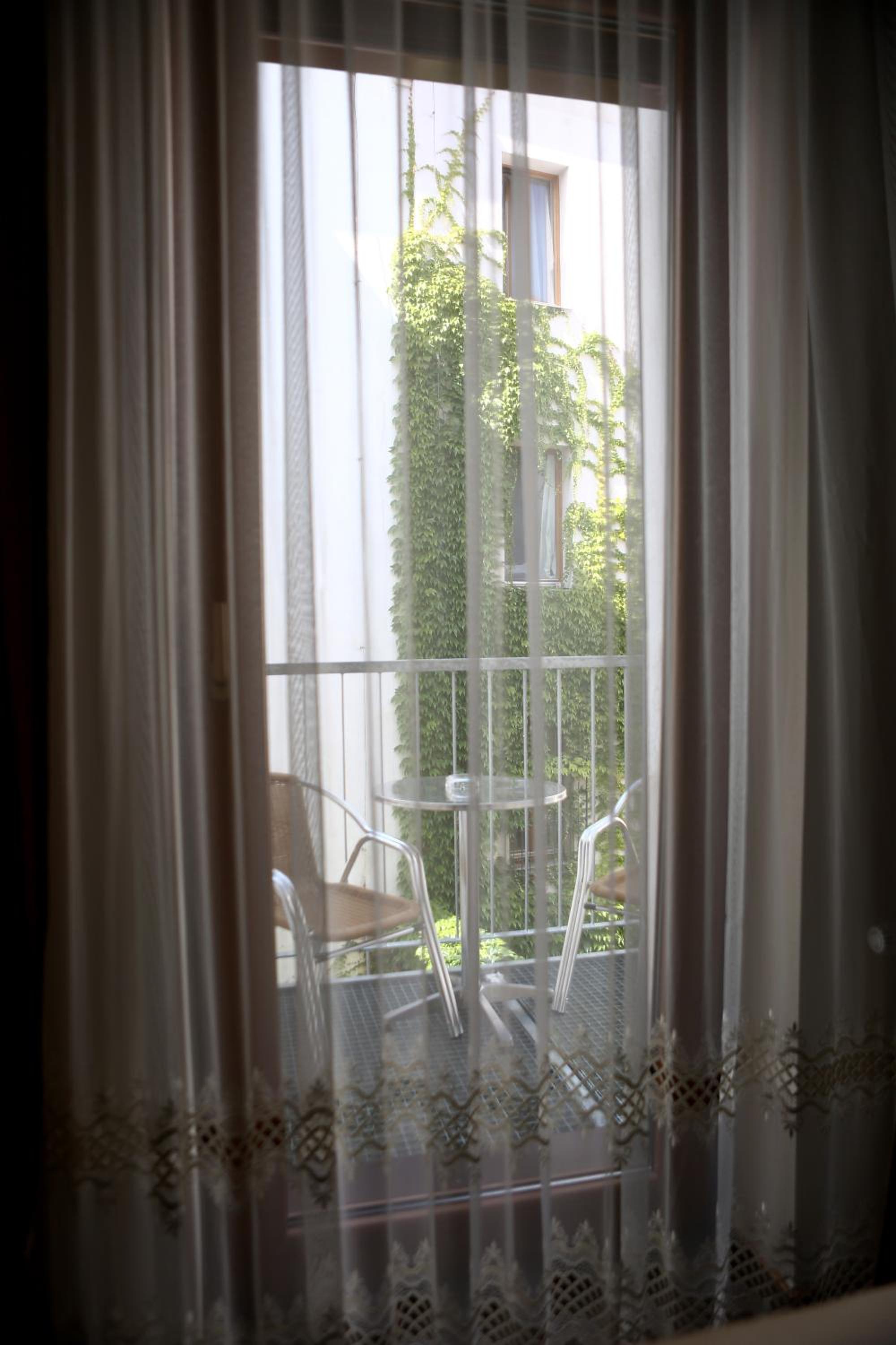 Double Room with Balcony - Photo 9