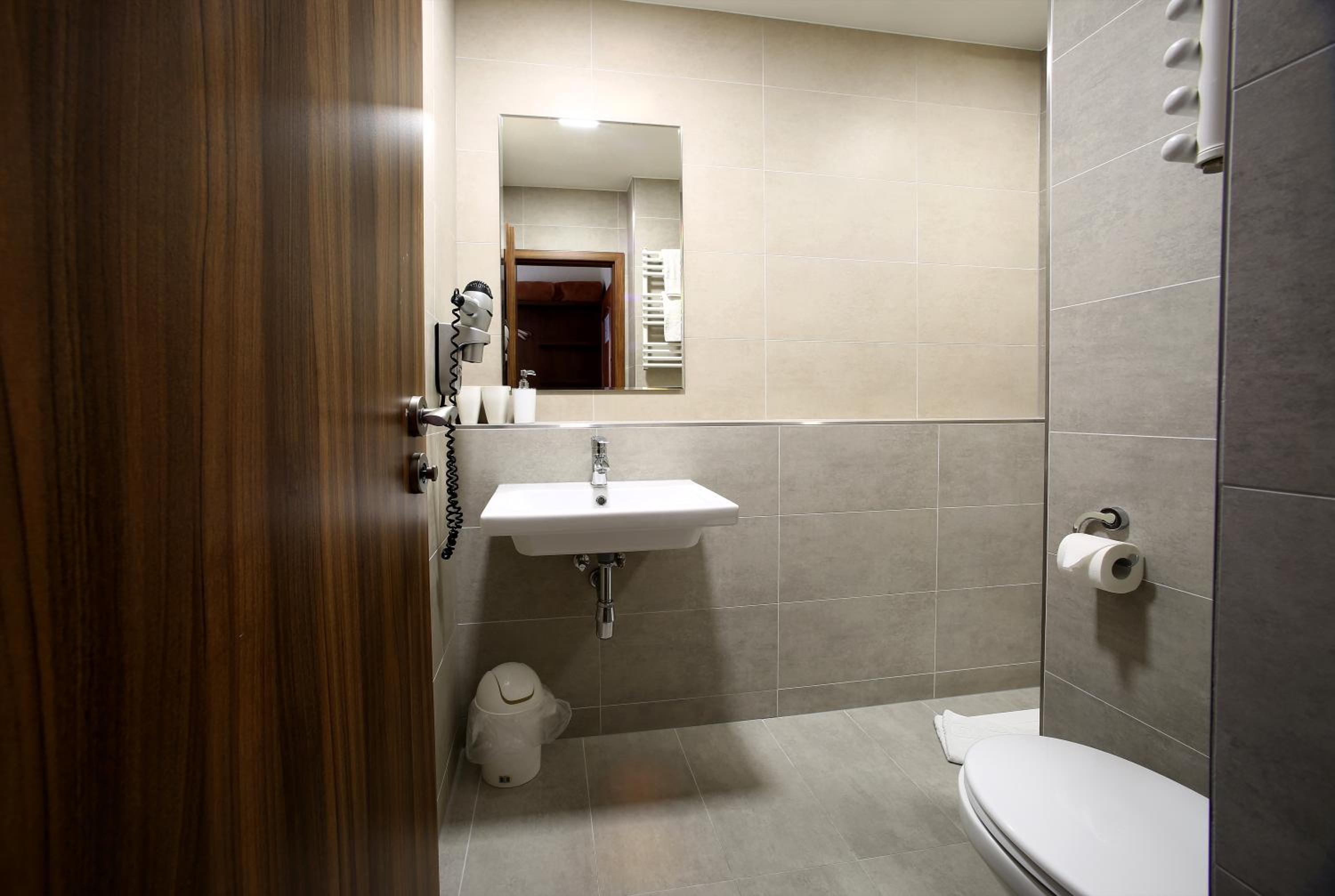 Double Room with Balcony - Photo 6