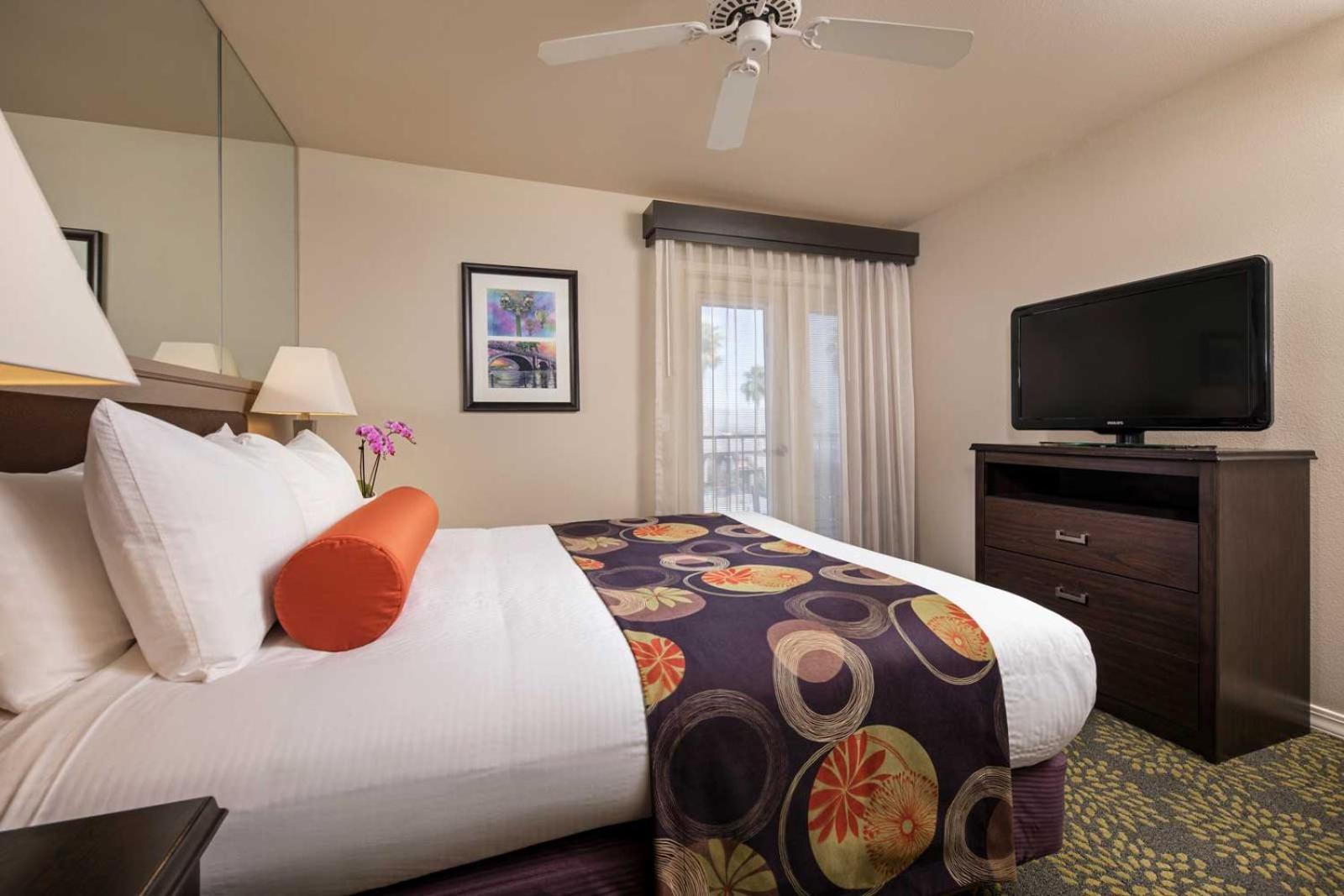 One-Bedroom Queen Suite photo 2