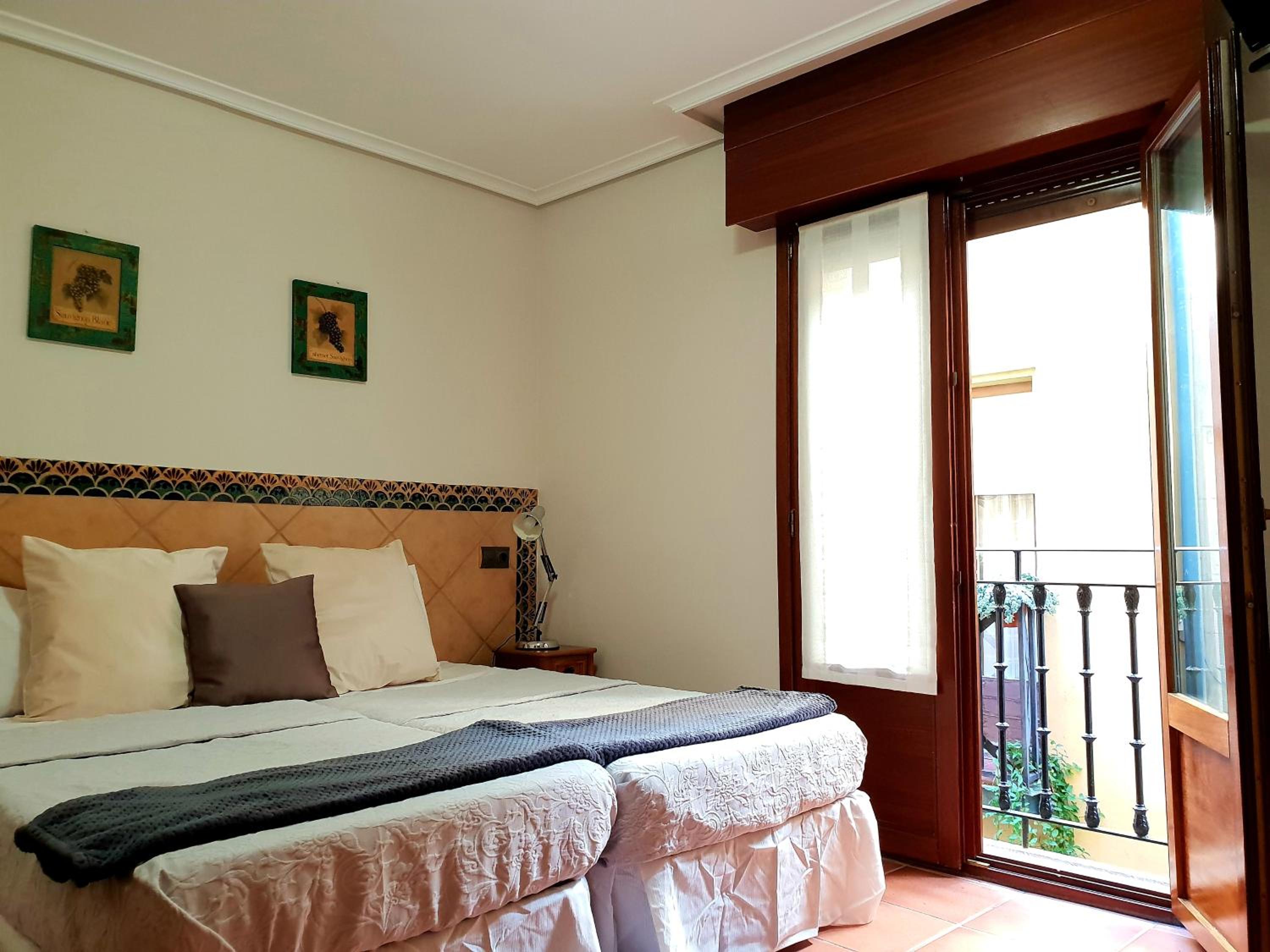 Double or Twin Room with Balcony - Photo 4