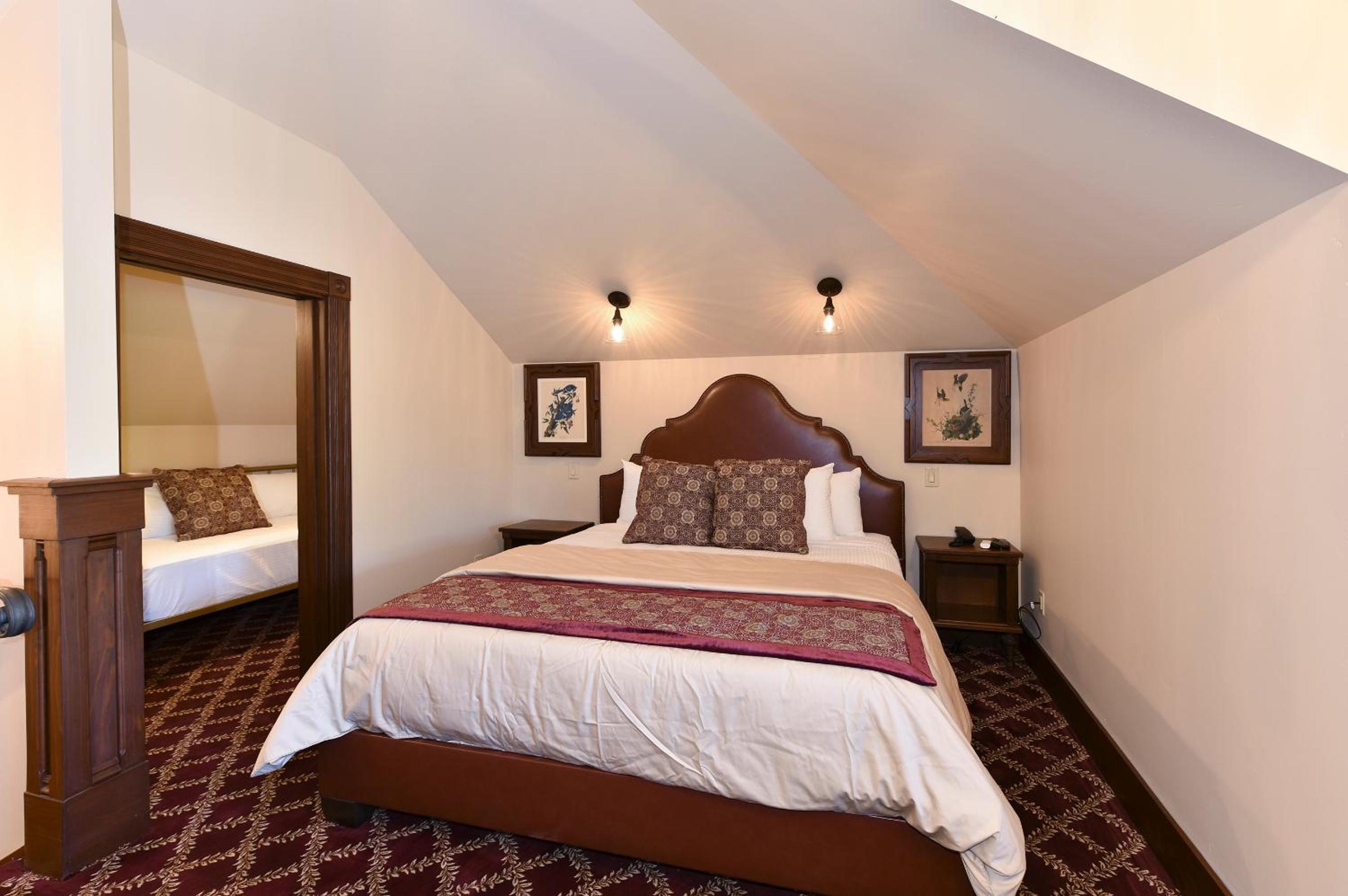 Deluxe King Suite photo 1