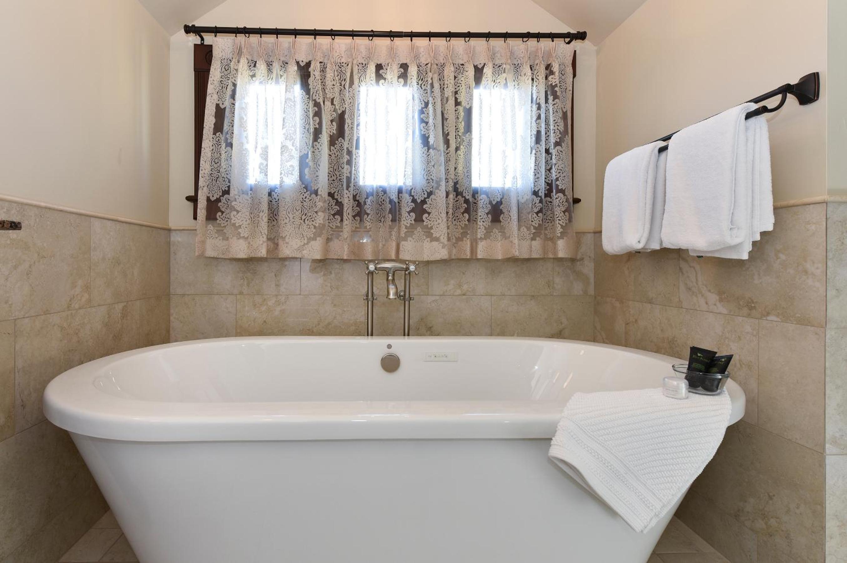 Deluxe King Suite photo 2