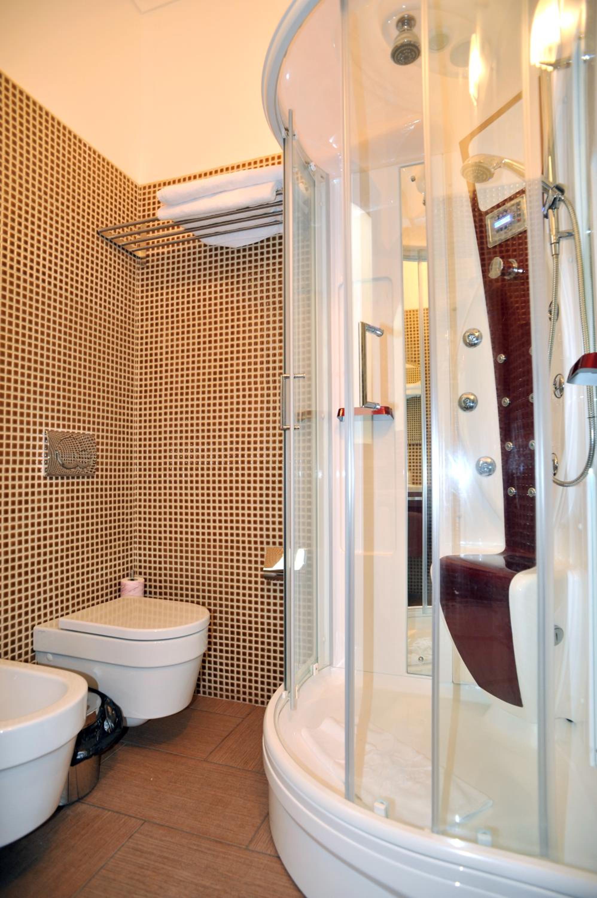 Suite with Spa Bath - Photo 12