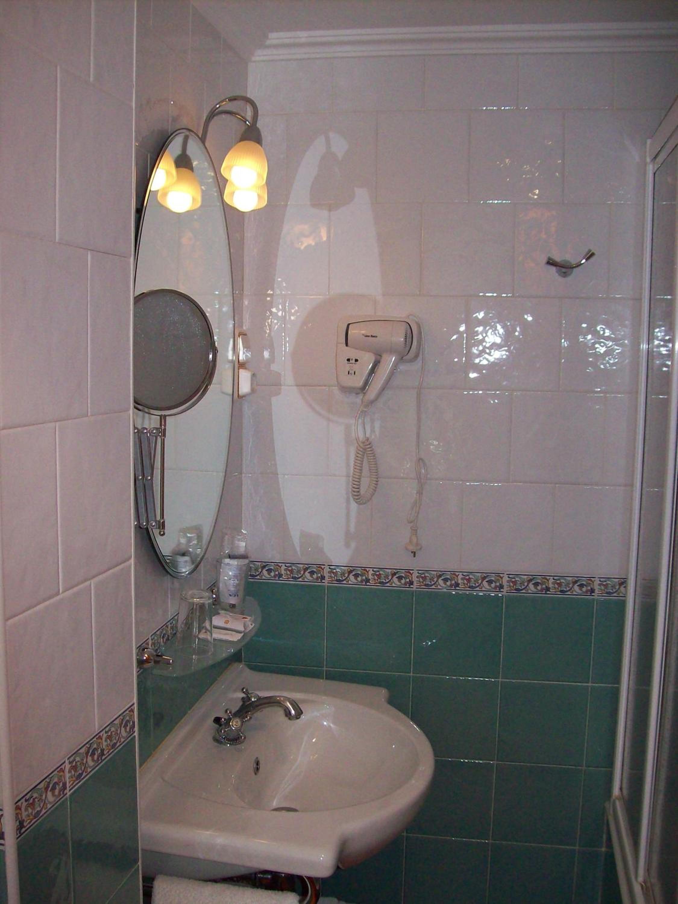 Double or Twin Room - Photo 4