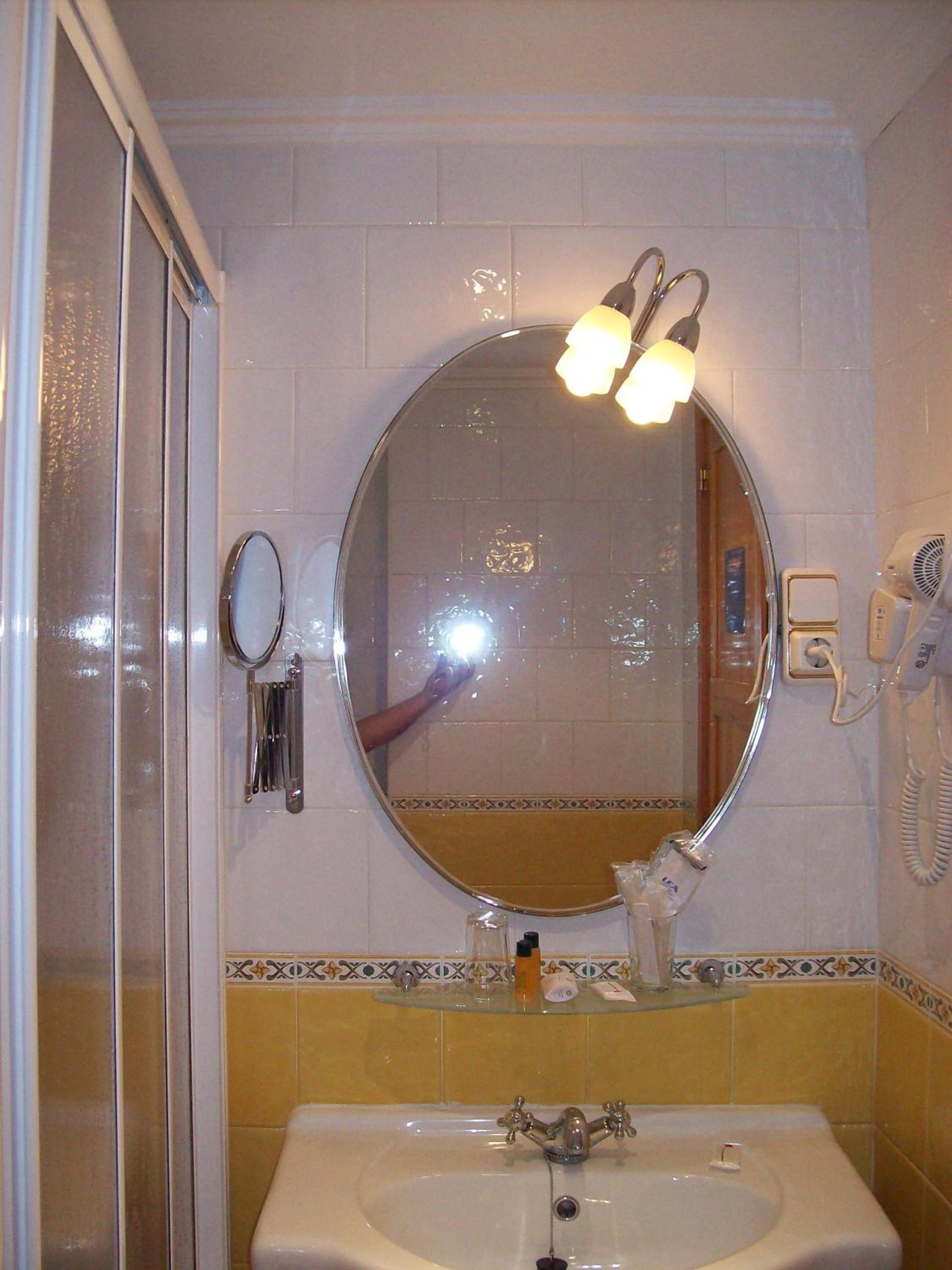 Double or Twin Room - Photo 3