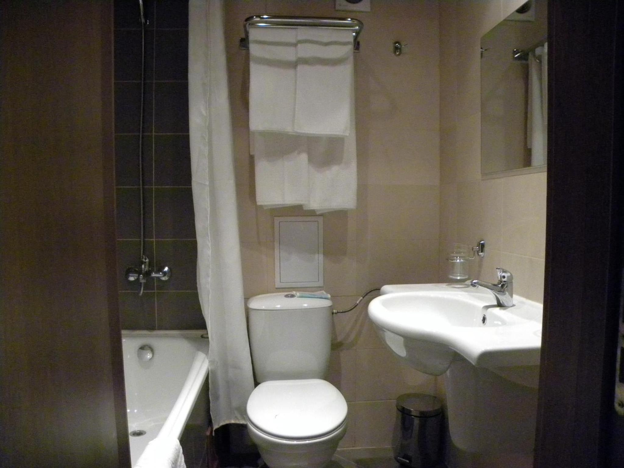 One-Bedroom Apartment with Balcony - Photo 4