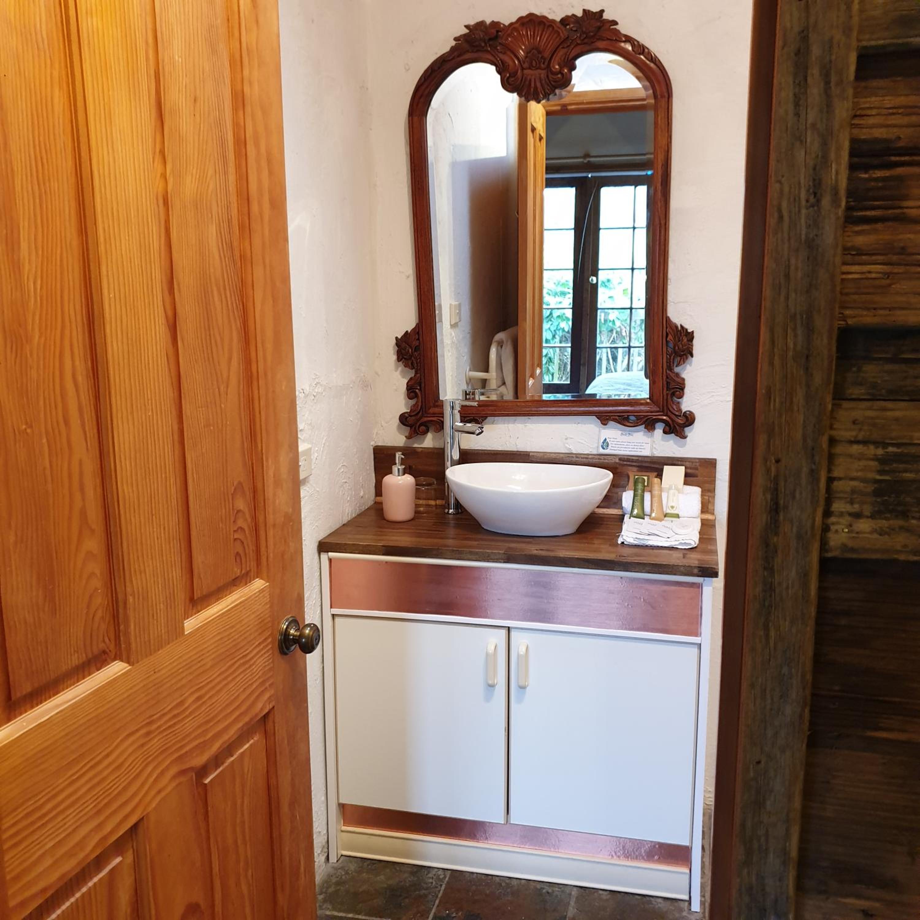 King Room with Balcony - Photo 10