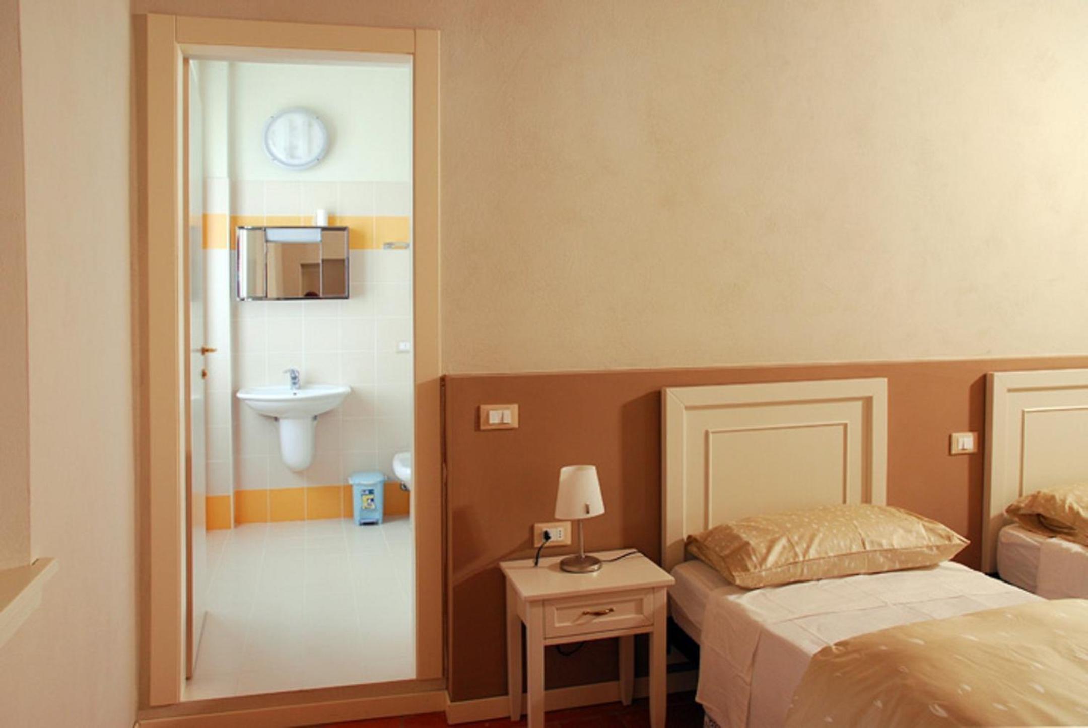 Twin Room with Private Bathroom photo 2