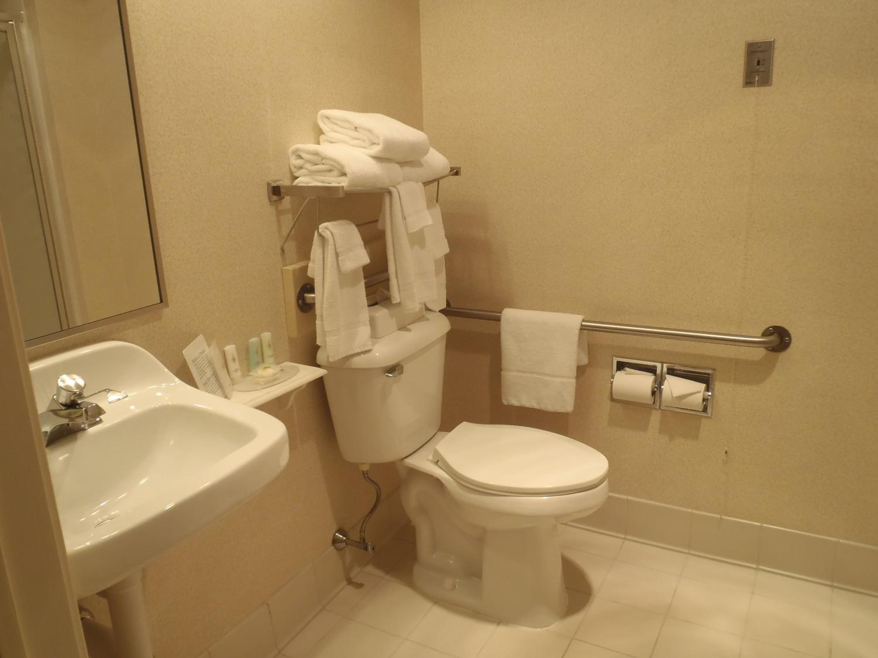 Queen Room with Two Queen Beds - Non-Smoking - Photo 5