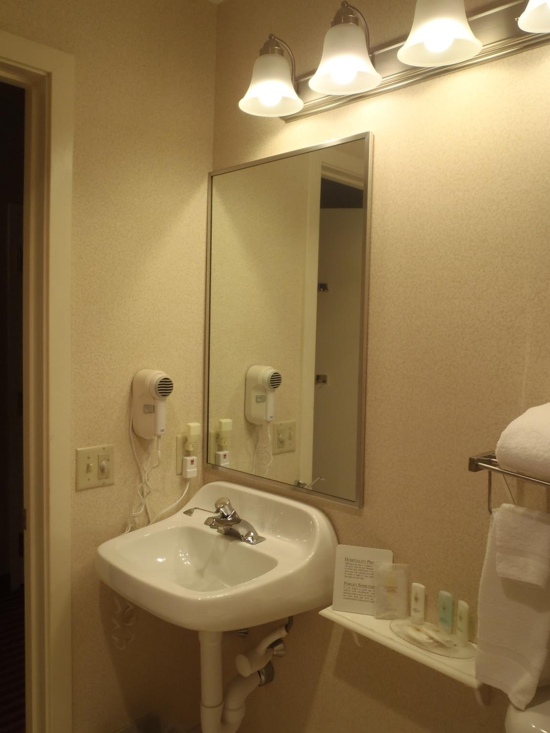 Queen Room with Two Queen Beds - Non-Smoking - Photo 4
