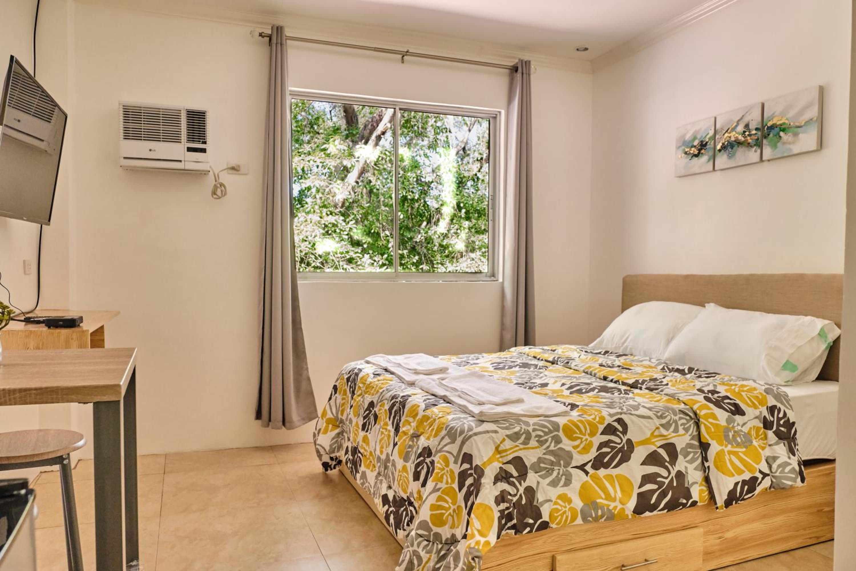 Deluxe Queen Room - Photo 10